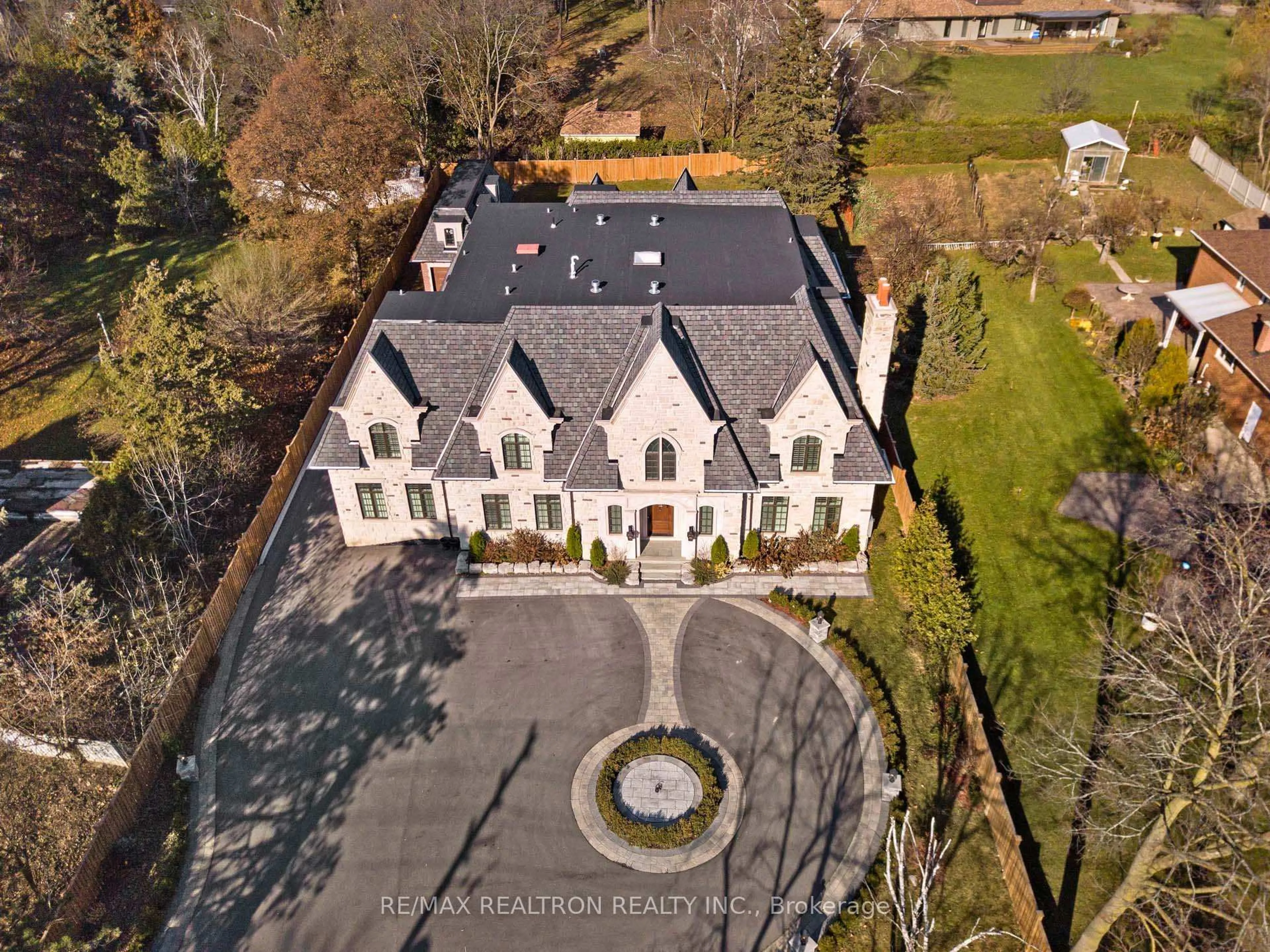 A pic from outside/outdoor area/front of a property/back of a property/a pic from drone, street for 138 Centre St, Vaughan Ontario L4J 1G4