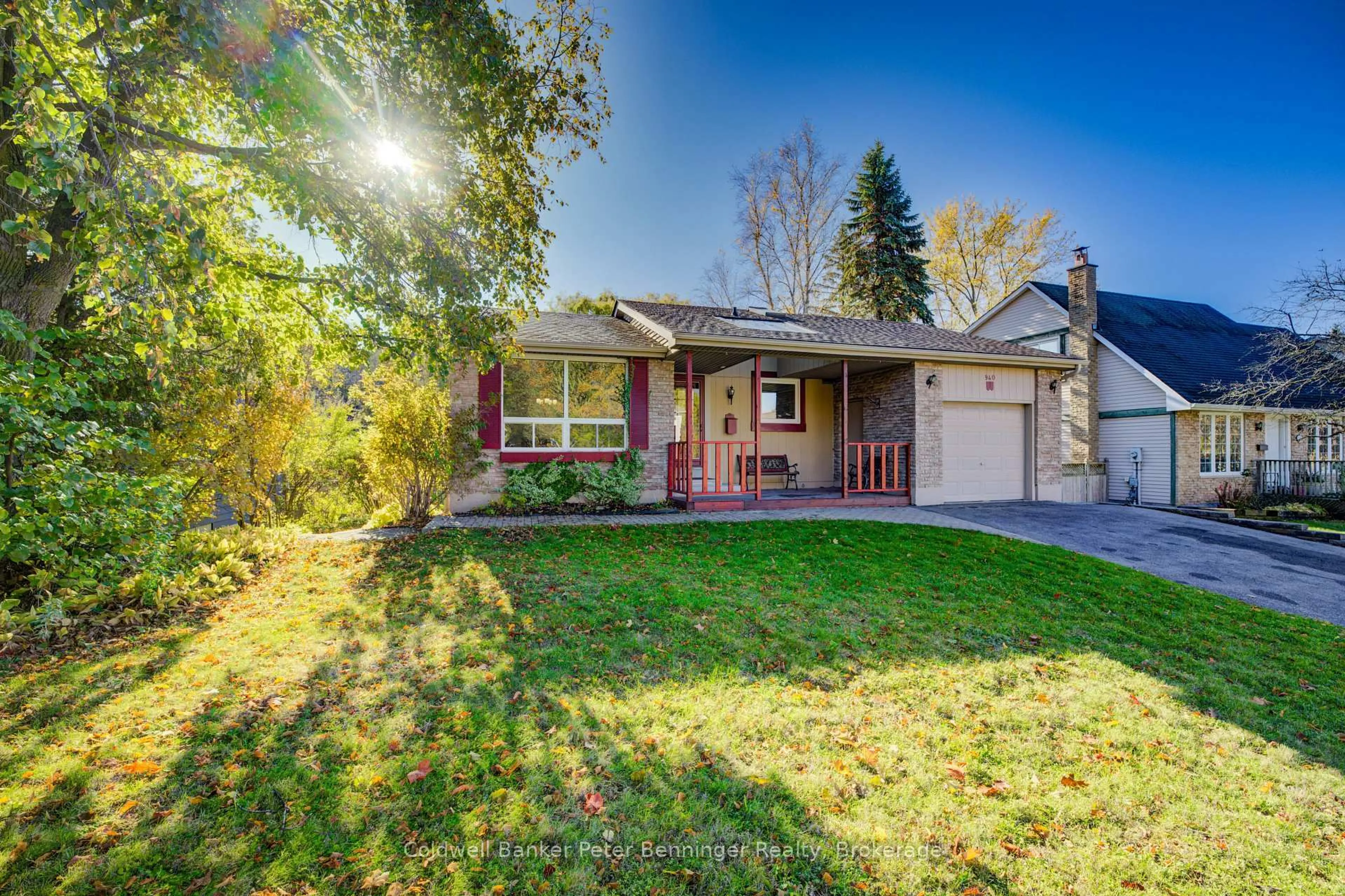 Home with vinyl exterior material, street for 940 Elgin St, Newmarket Ontario L3Y 3C1