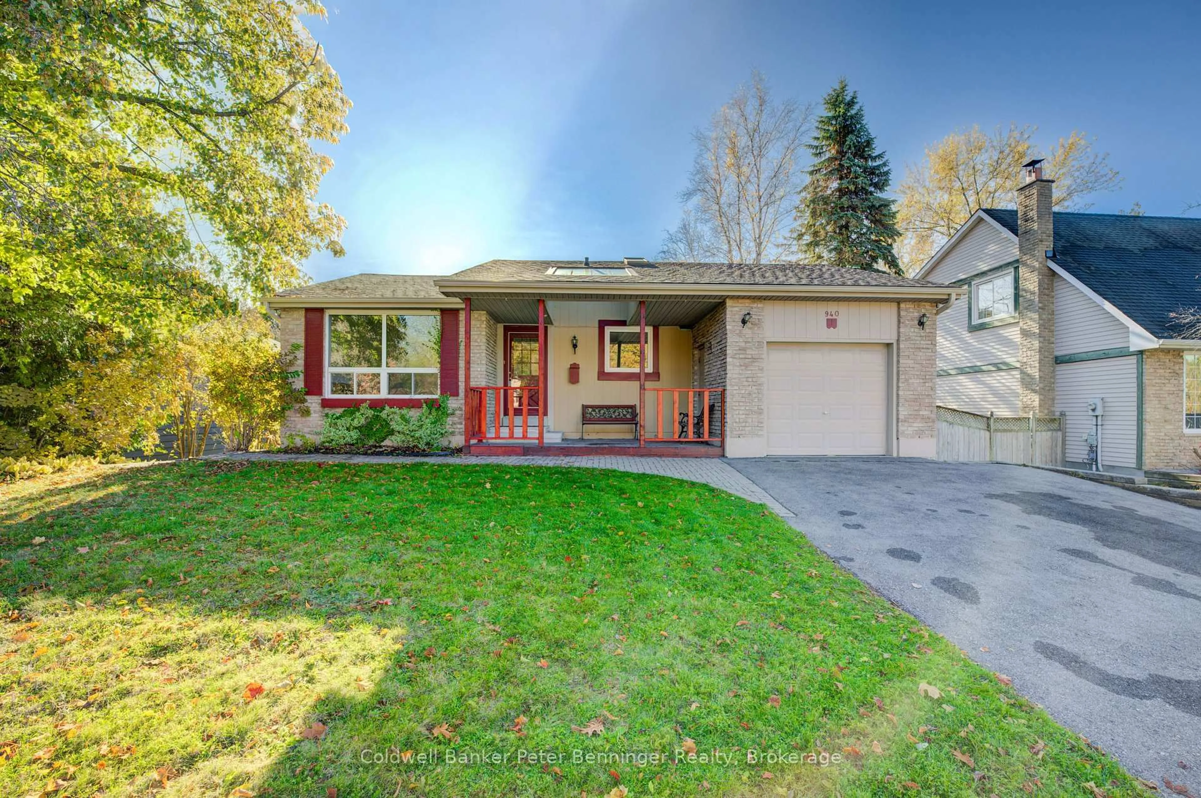 Home with vinyl exterior material, street for 940 Elgin St, Newmarket Ontario L3Y 3C1