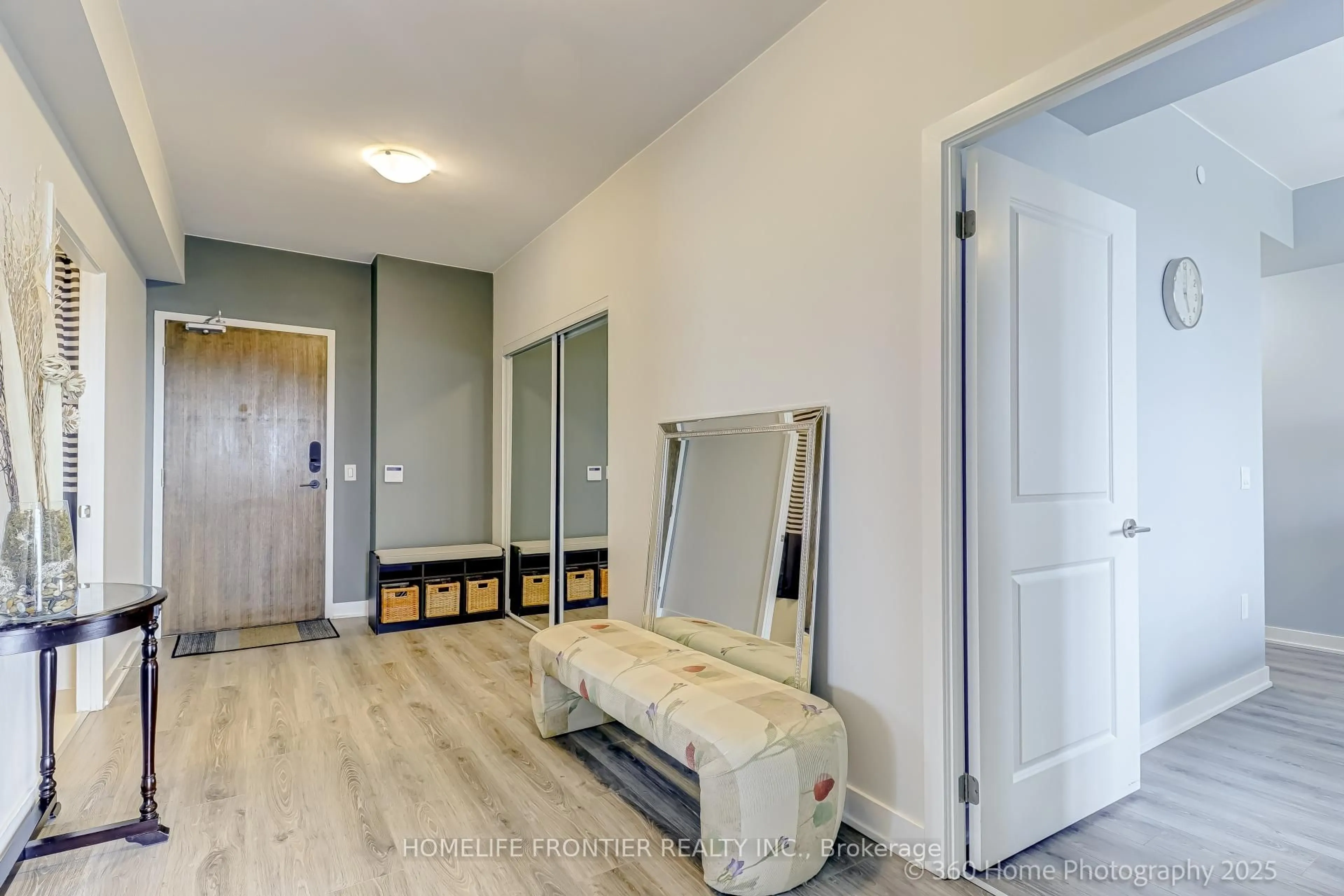 Indoor entryway for 100 Eagle Rock Way #904, Vaughan Ontario L6A 5B9