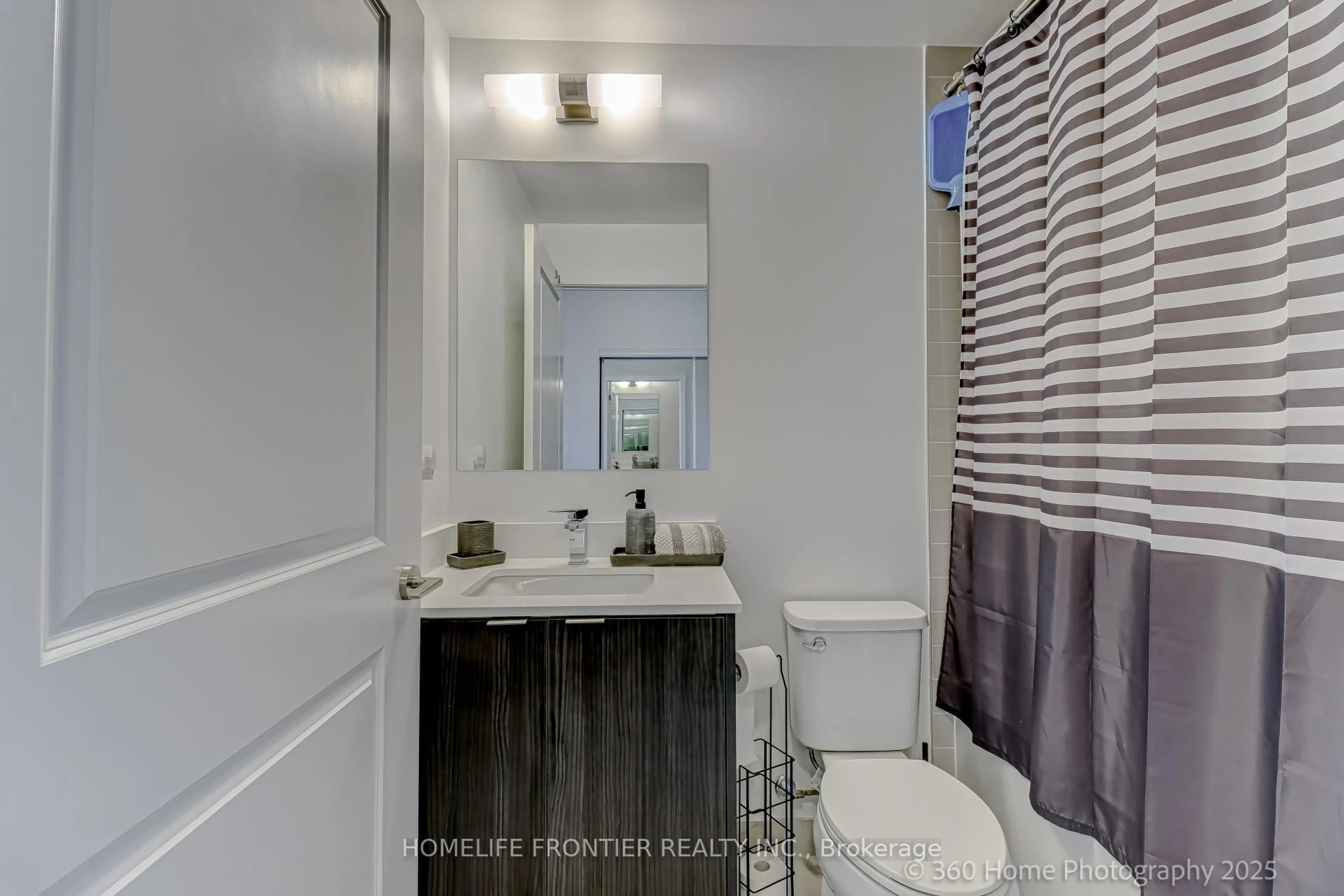 Standard bathroom, unknown for 100 Eagle Rock Way #904, Vaughan Ontario L6A 5B9