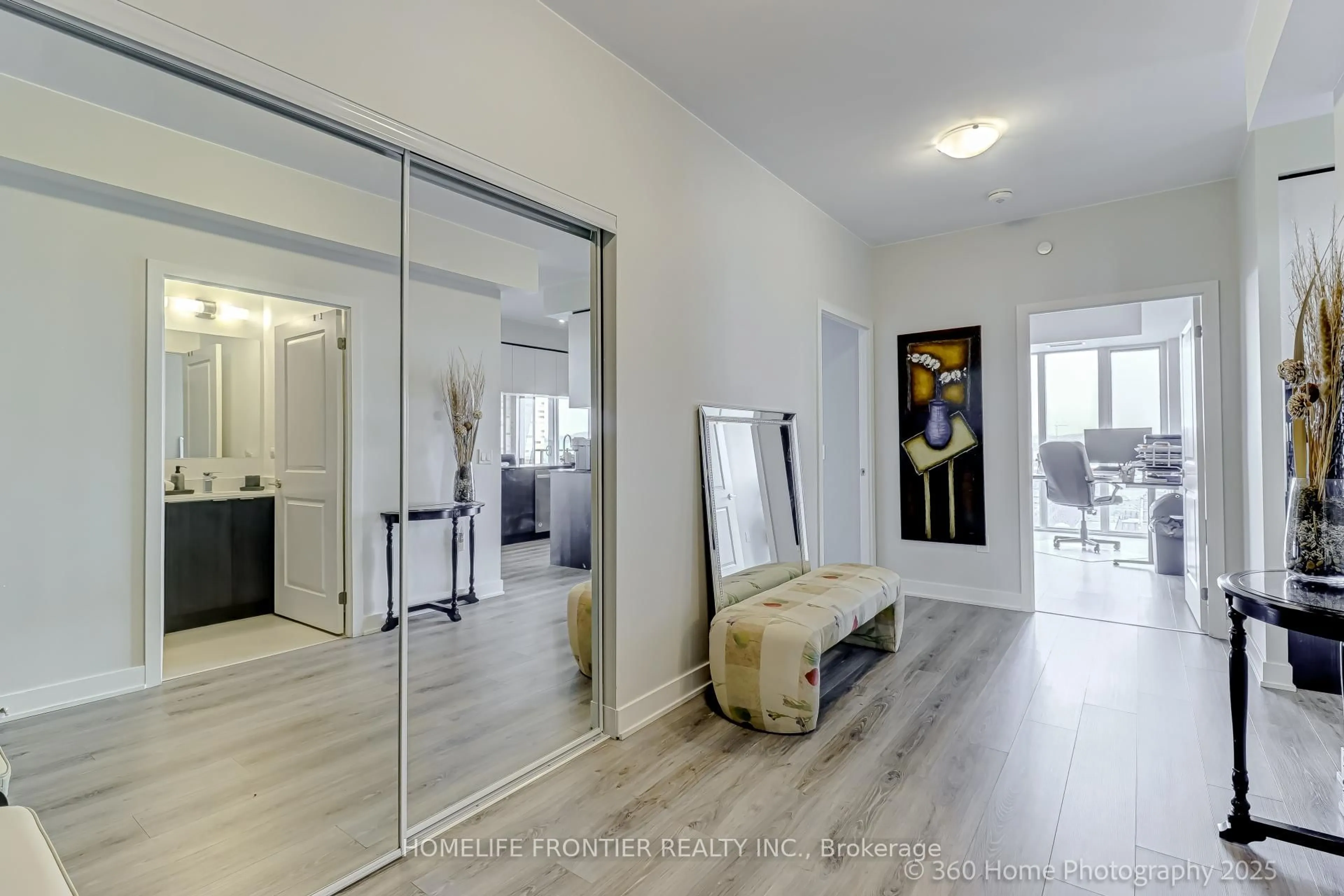 Indoor entryway for 100 Eagle Rock Way #904, Vaughan Ontario L6A 5B9