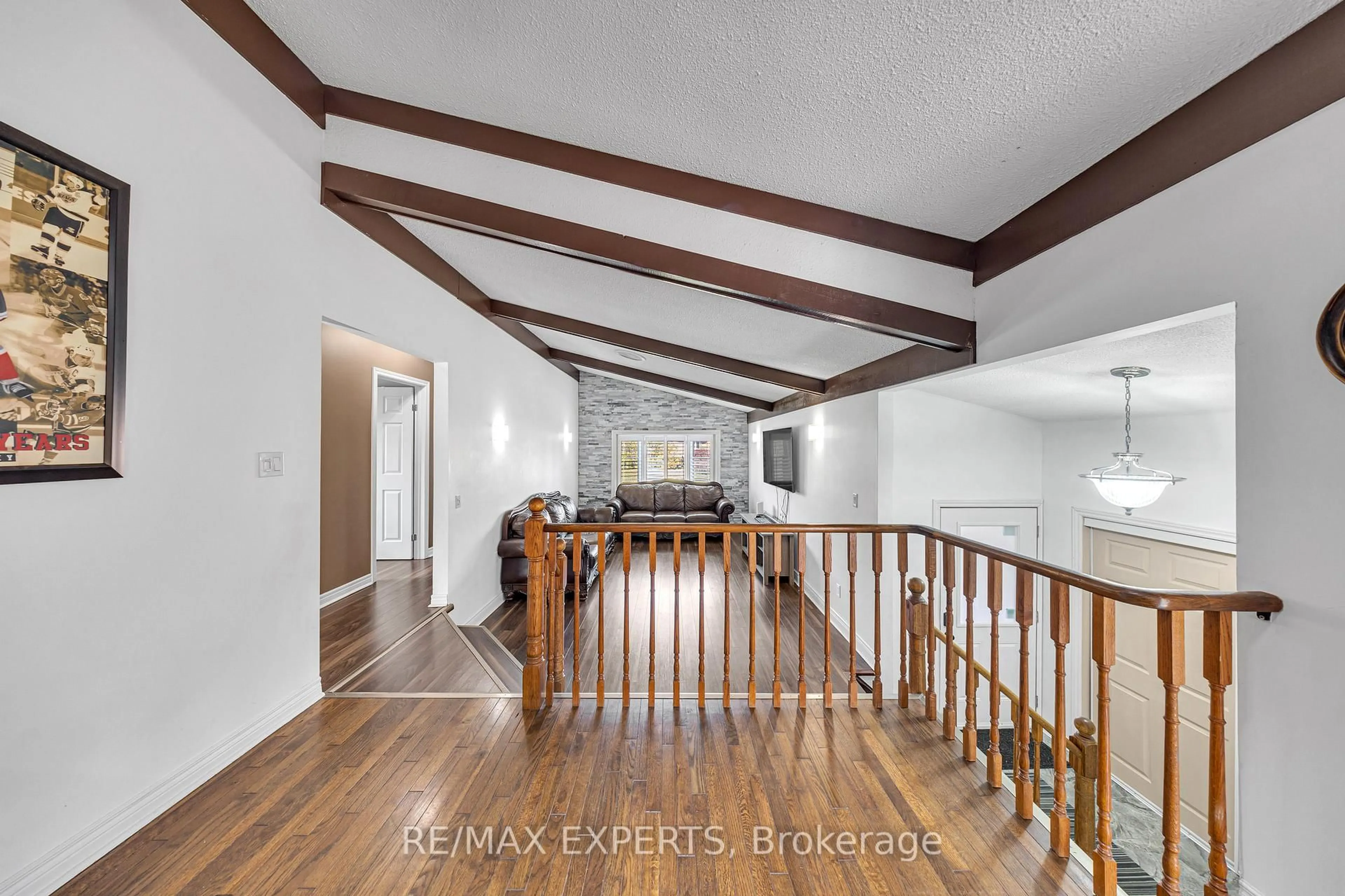 Indoor foyer for 945 Nantyr Dr, Innisfil Ontario L9S 1S7
