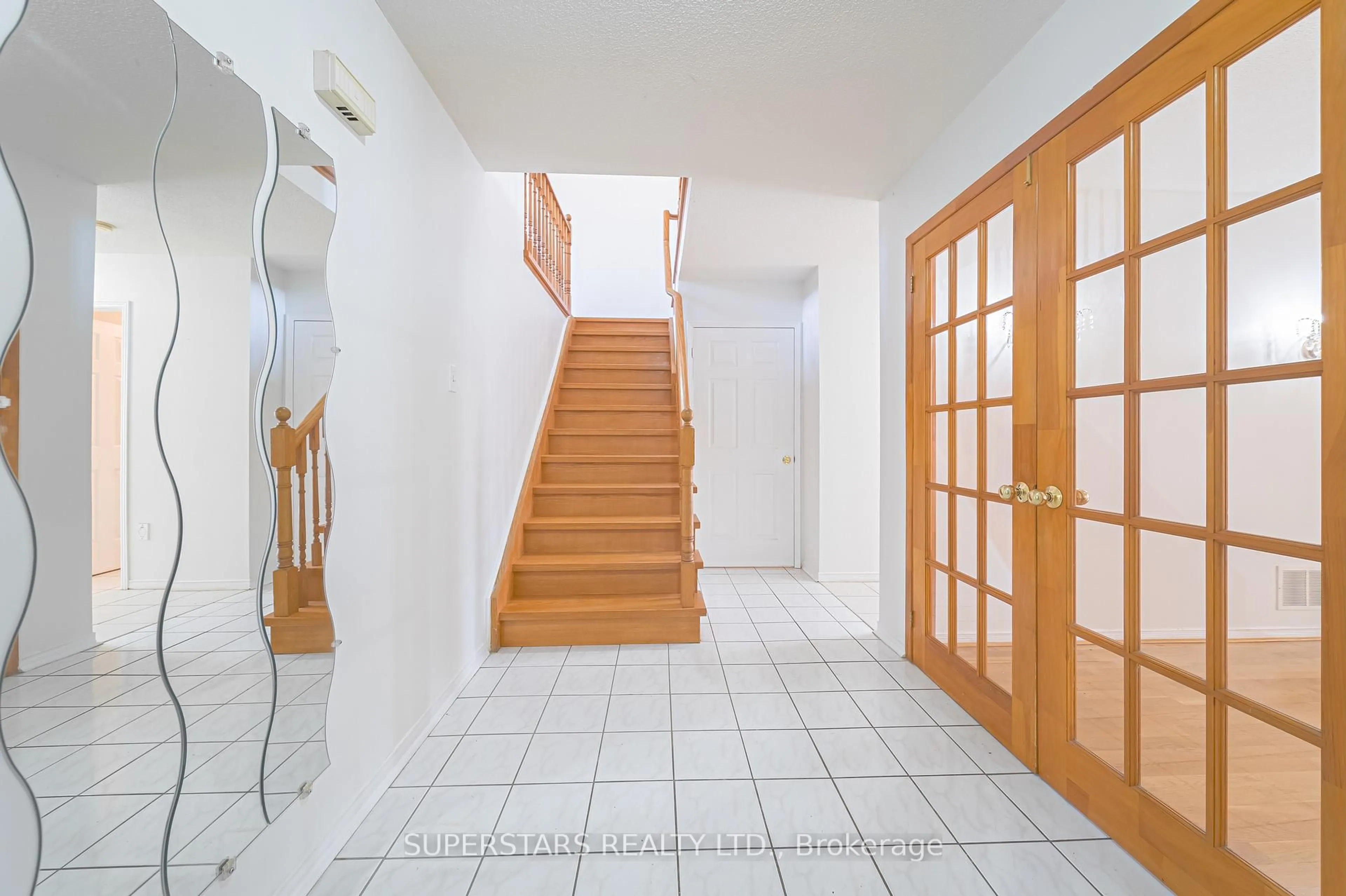 Indoor foyer for 19 Justus Dr, Richmond Hill Ontario L4C 9Z4