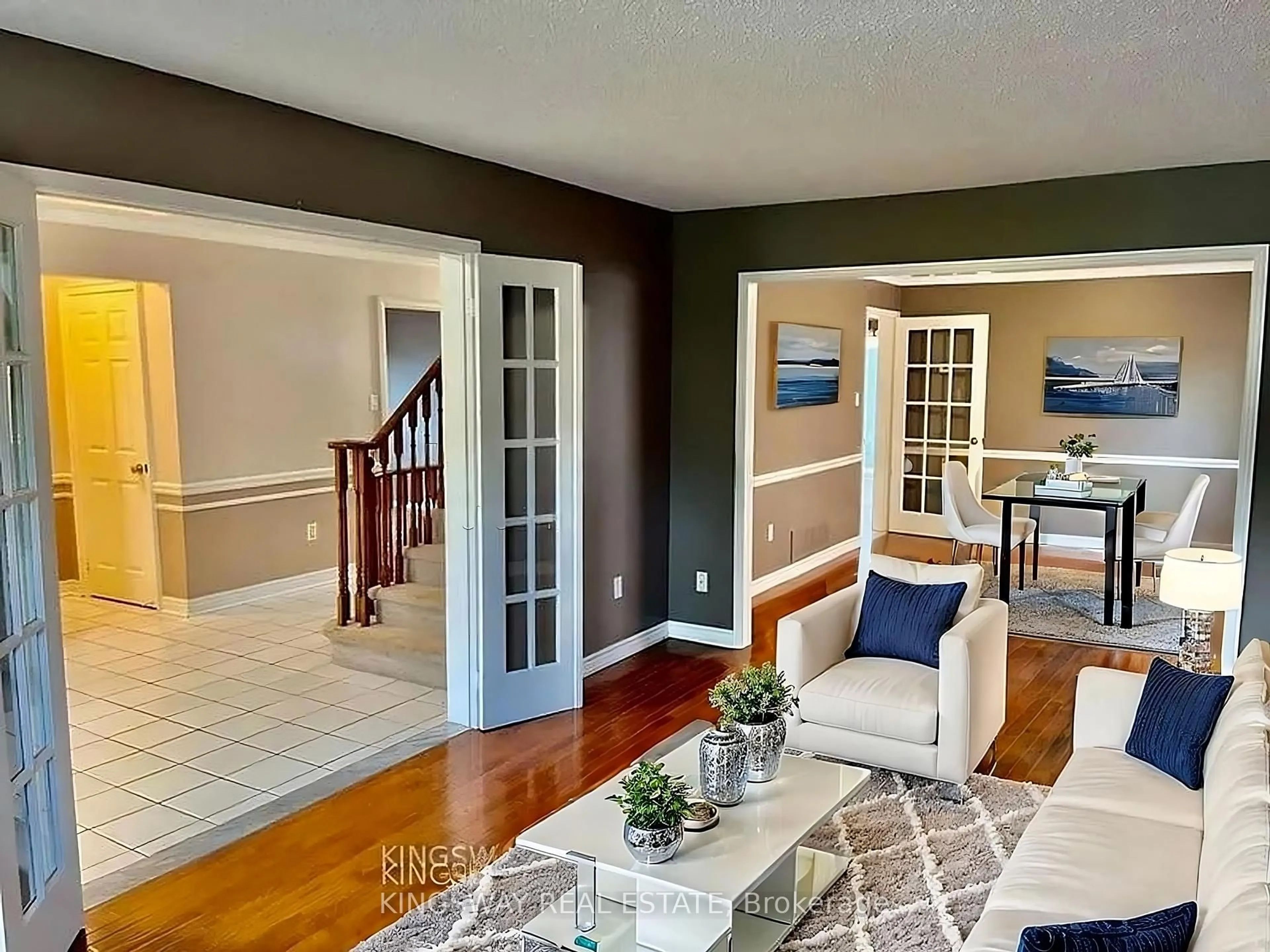 Living room with furniture, unknown for 325 Salisbury Lane, Newmarket Ontario L3Y 8A6