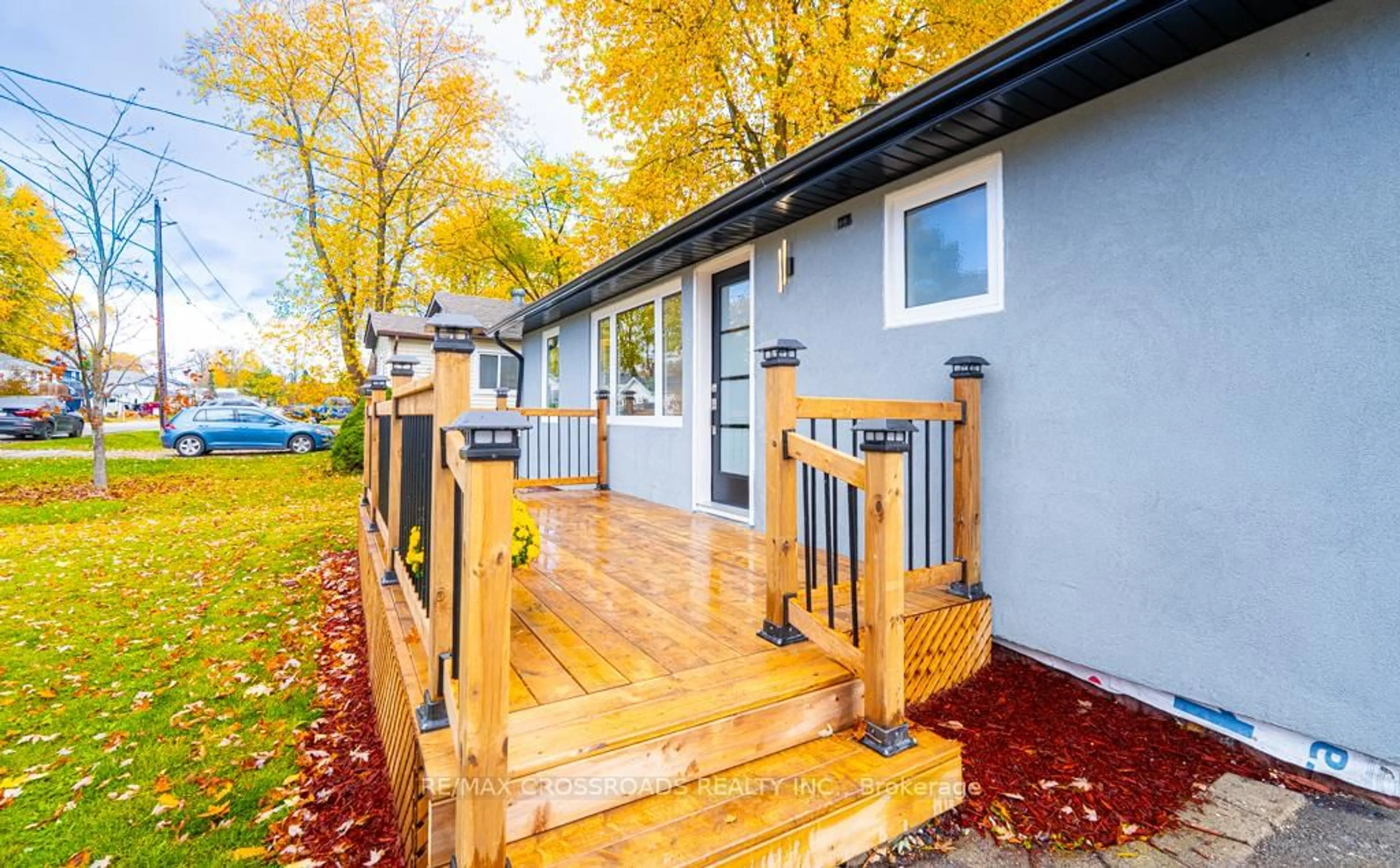 Patio, street for 267 Pine Beach Dr, Georgina Ontario L4P 2V7