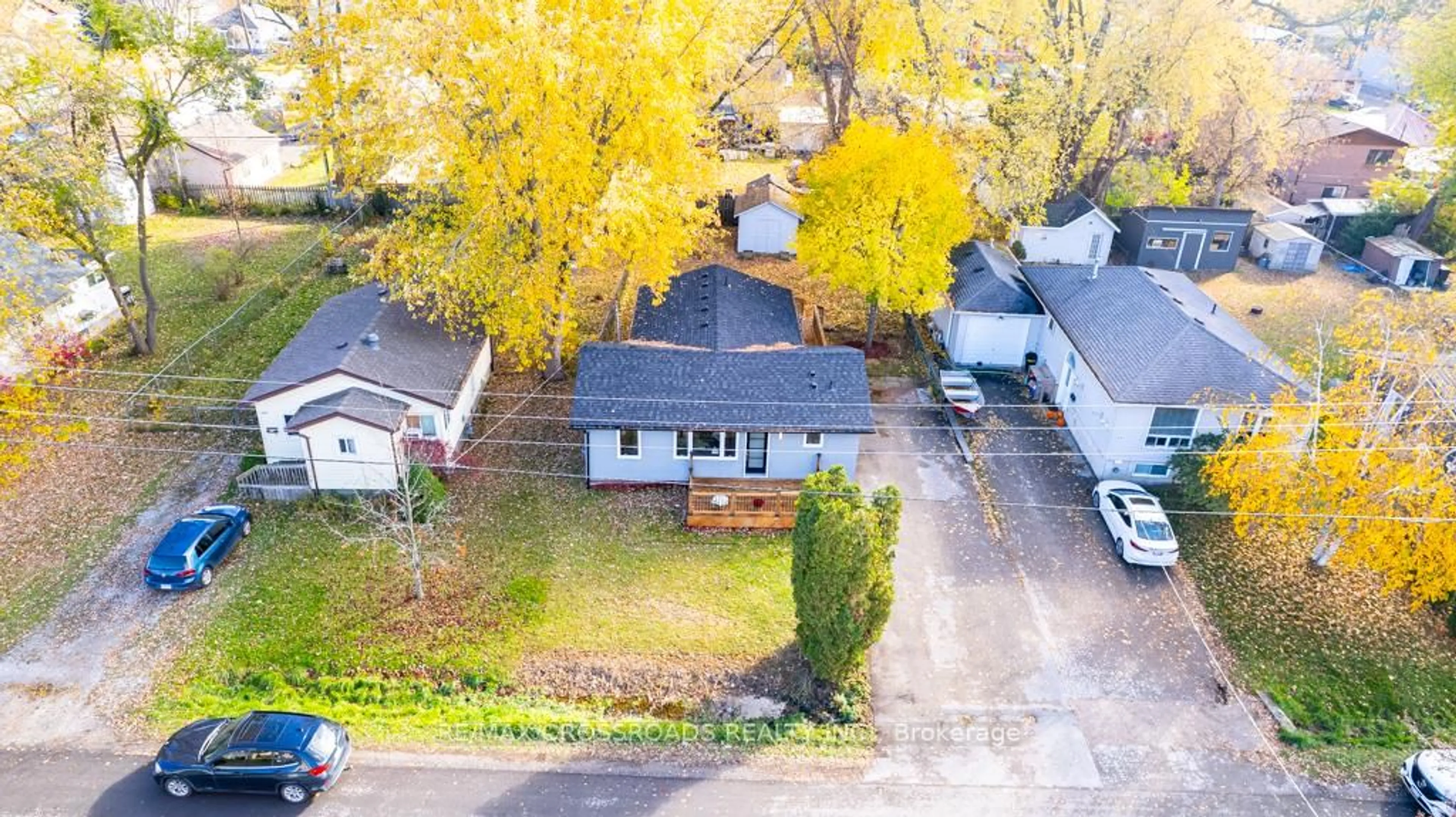 A pic from outside/outdoor area/front of a property/back of a property/a pic from drone, street for 267 Pine Beach Dr, Georgina Ontario L4P 2V7