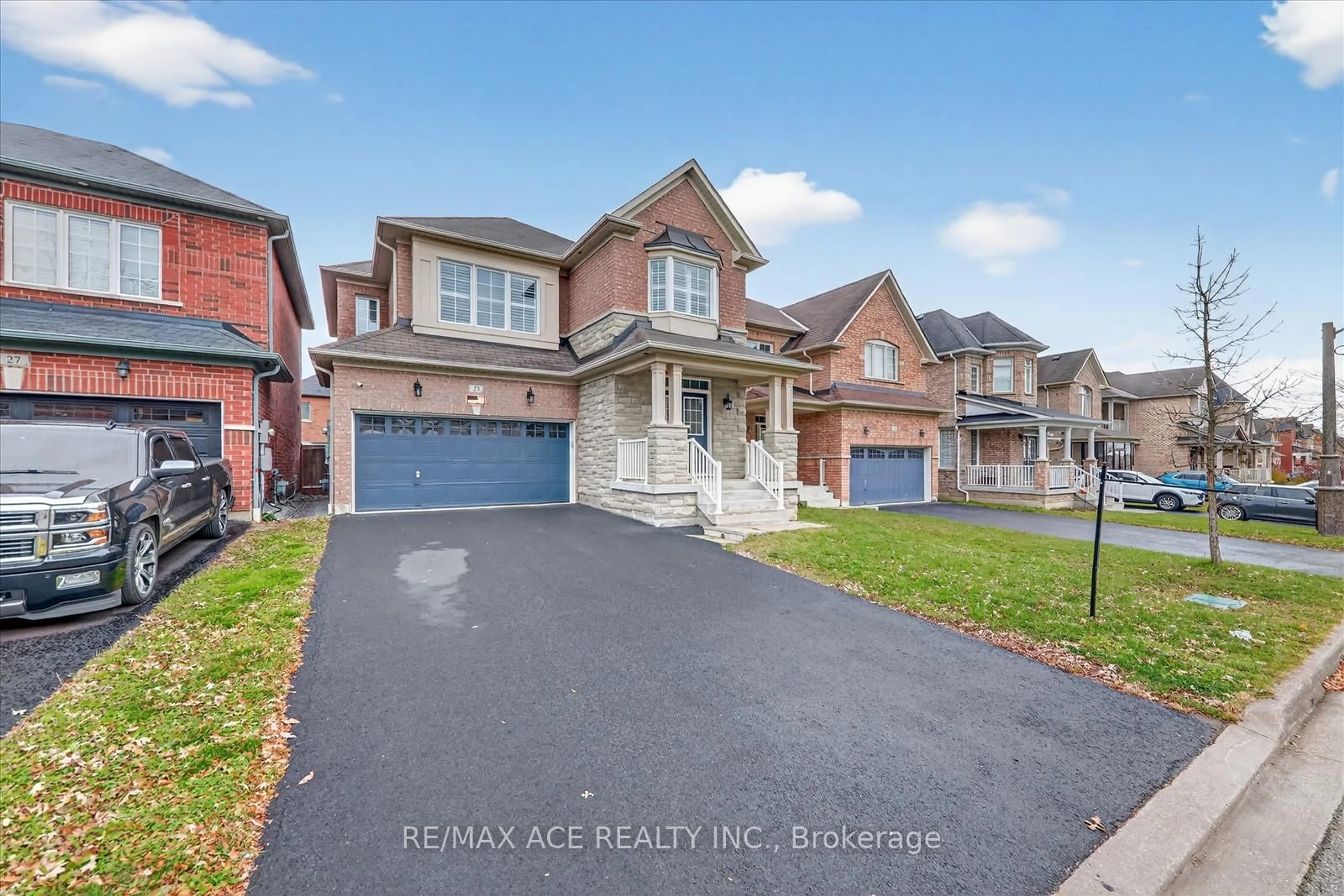 A pic from outside/outdoor area/front of a property/back of a property/a pic from drone, street for 23 Grayleaf Dr, Whitchurch-Stouffville Ontario L4A 0V4