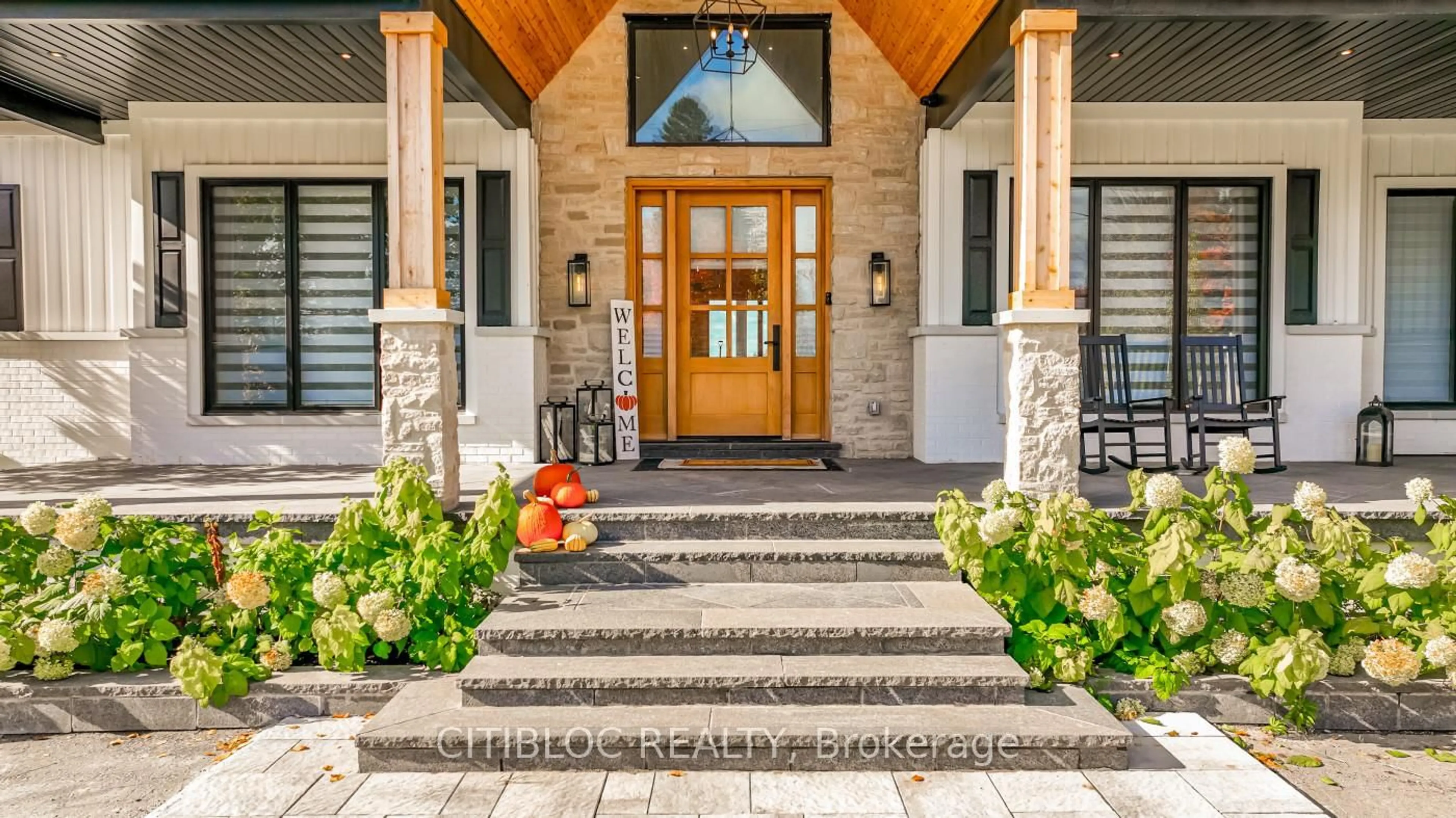 Indoor entryway for 12912 Weston Rd, King Ontario L7B 1K4