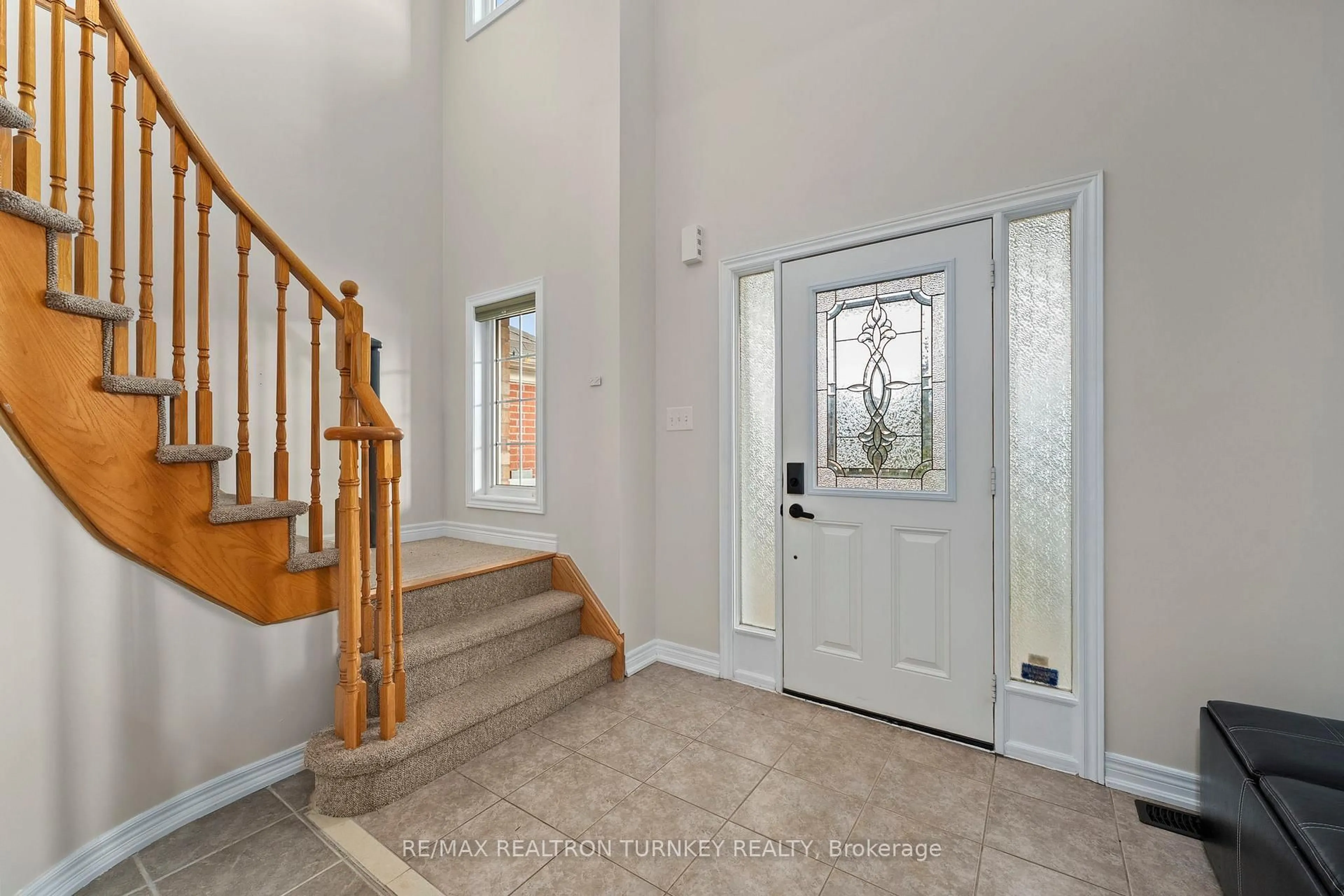 Indoor entryway for 44 Joe Dales Dr, Georgina Ontario L4P 0C4
