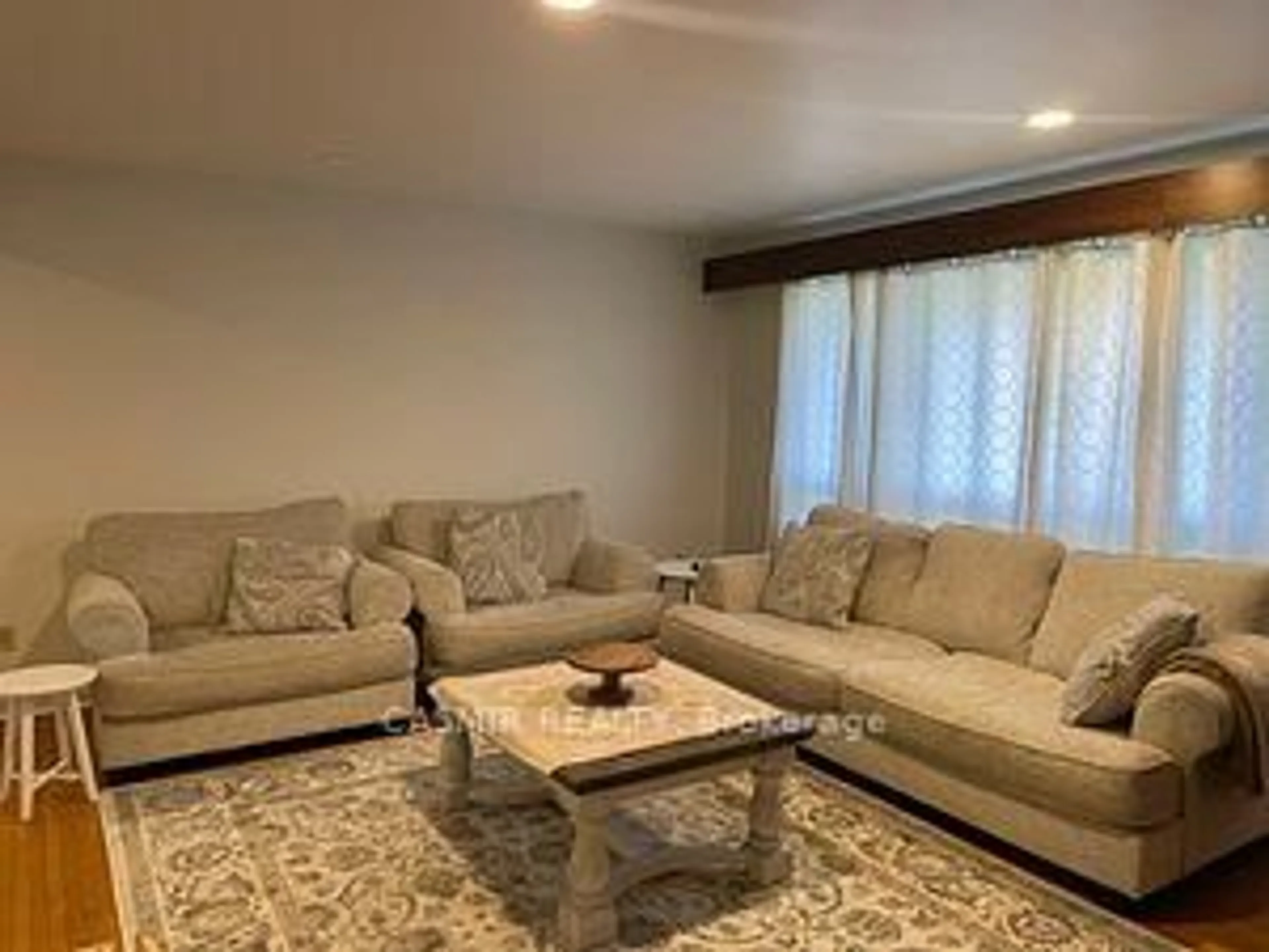 Living room with furniture, unknown for 31 ORLON Cres, Richmond Hill Ontario L4C 6S3