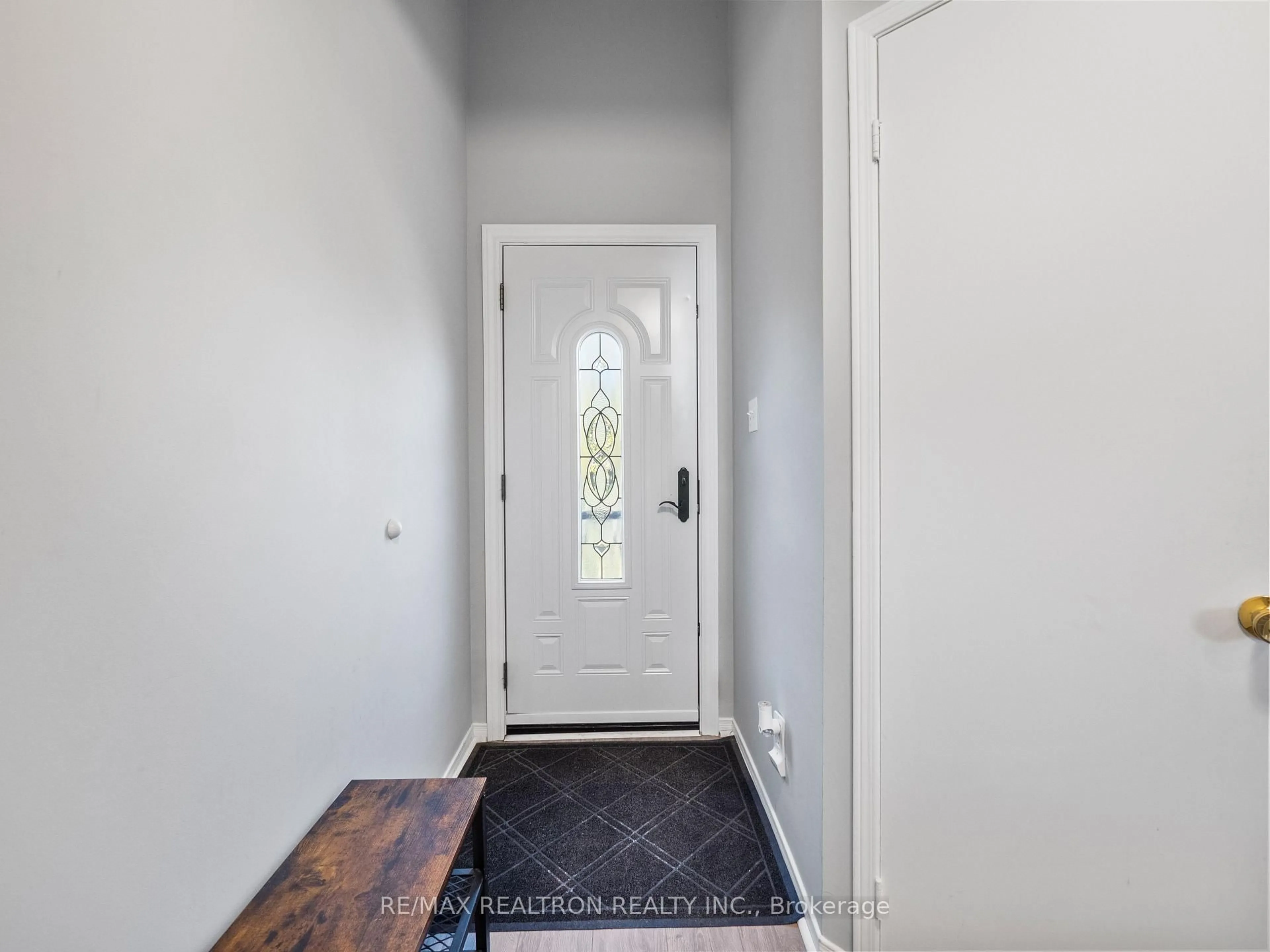 Indoor entryway for 2133 Ferguson St, Innisfil Ontario L9S 1X5
