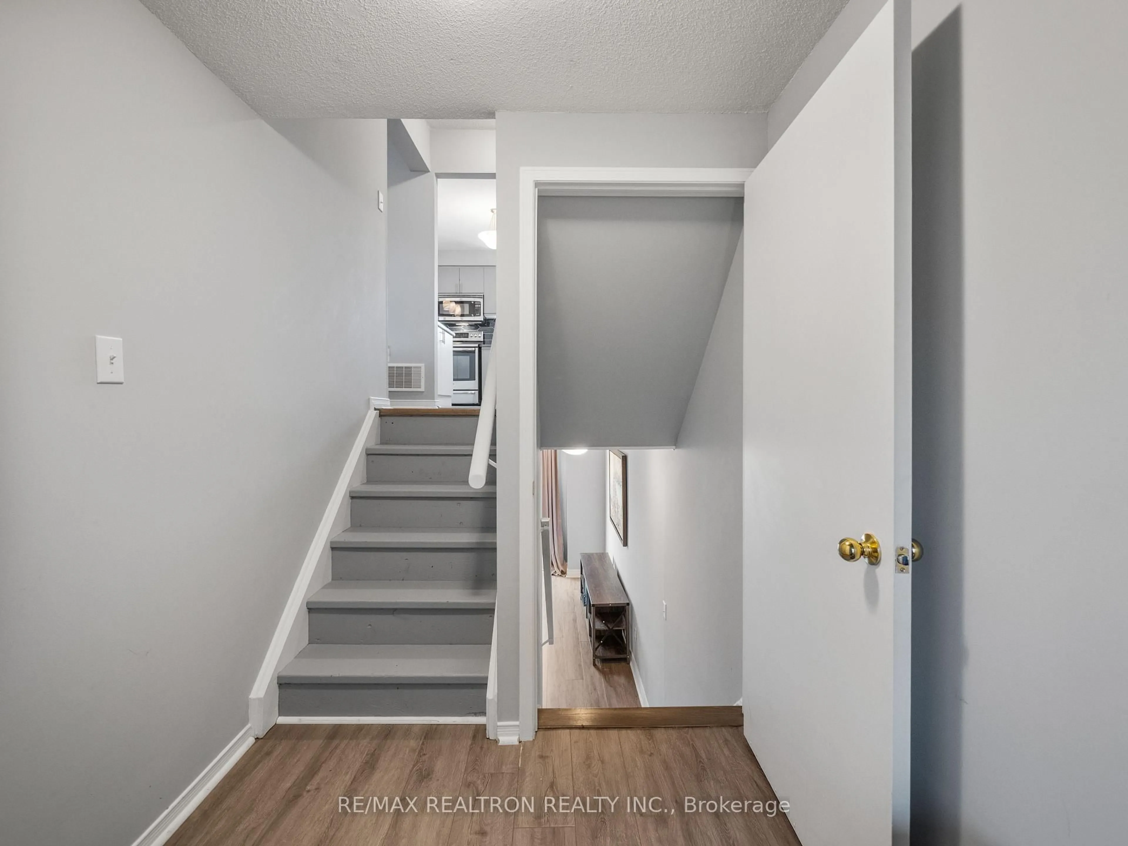 Stairs for 2133 Ferguson St, Innisfil Ontario L9S 1X5