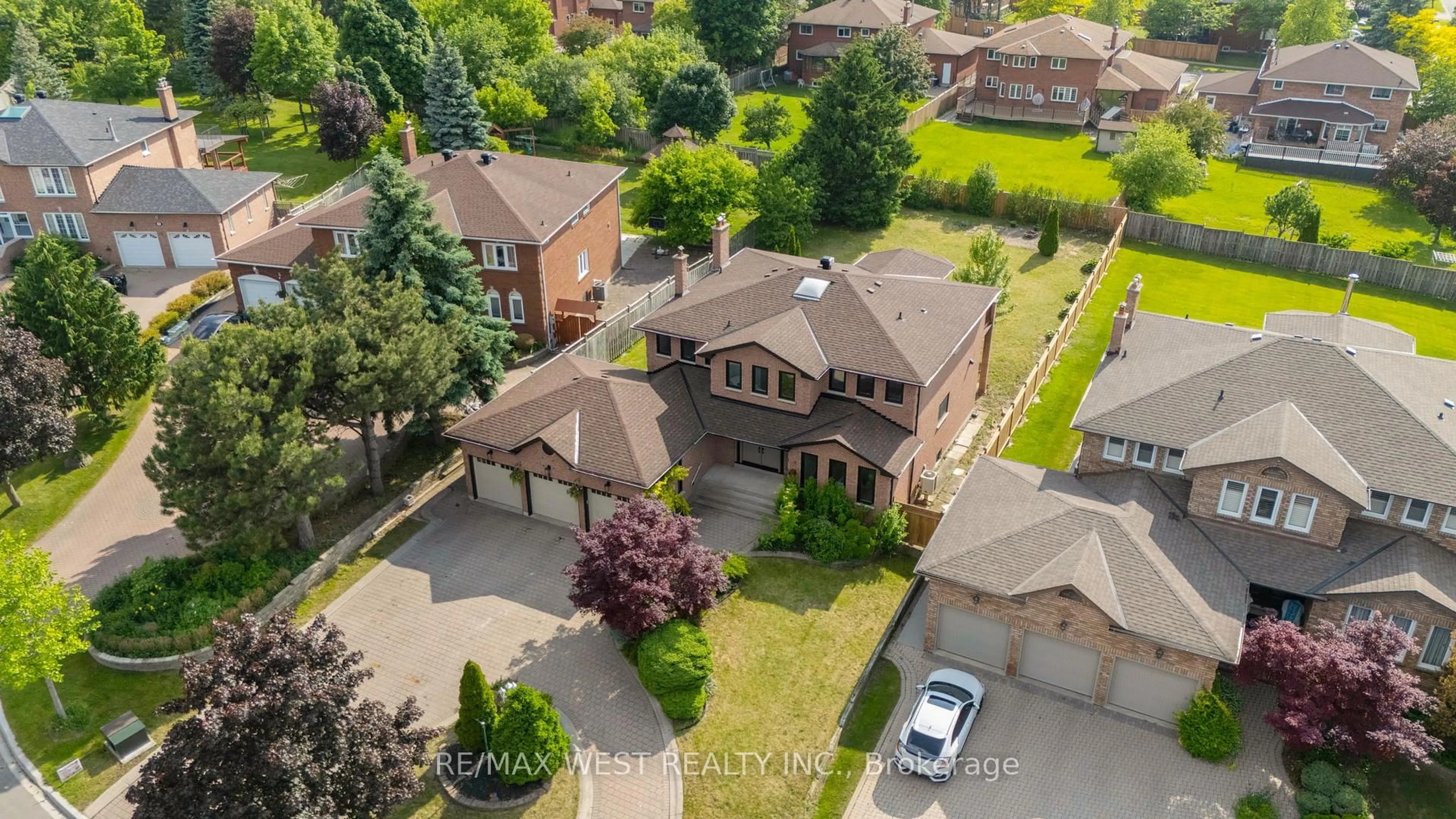 A pic from outside/outdoor area/front of a property/back of a property/a pic from drone, street for 4 Snowcrest Cres, Markham Ontario L3S 2V9