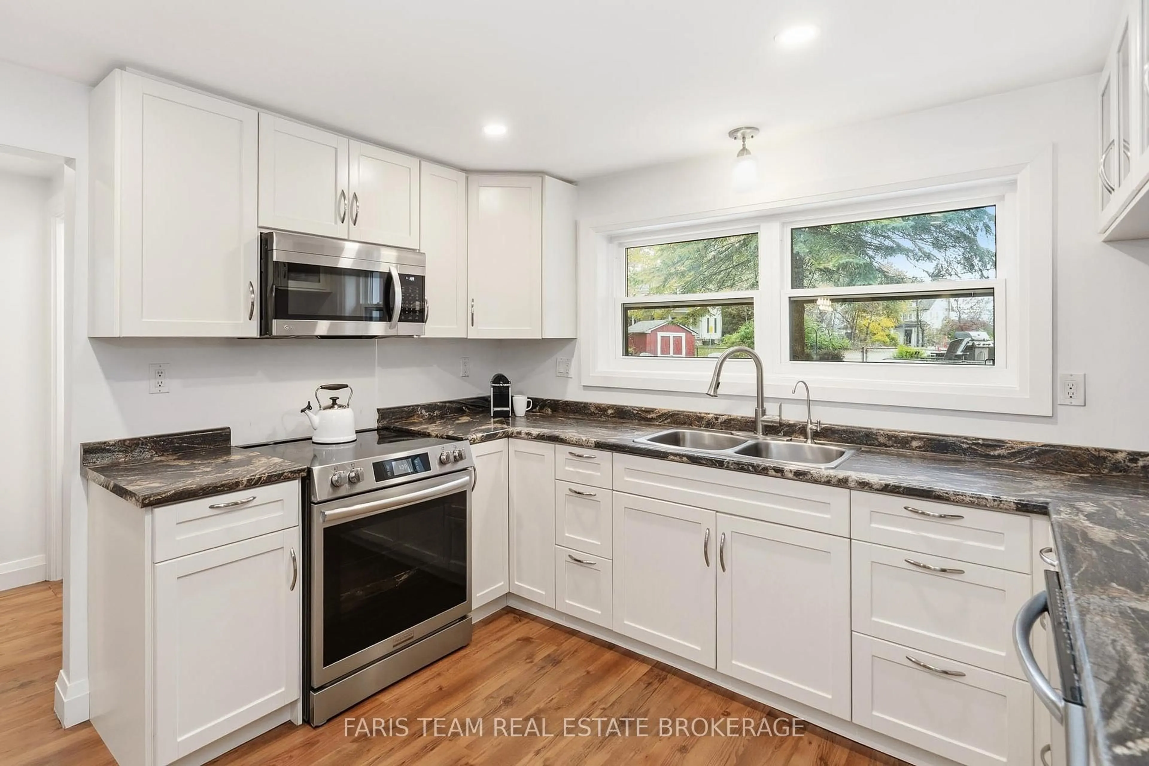 Open concept kitchen, ceramic/tile floor for 648 10th Line, Innisfil Ontario L9S 3N7