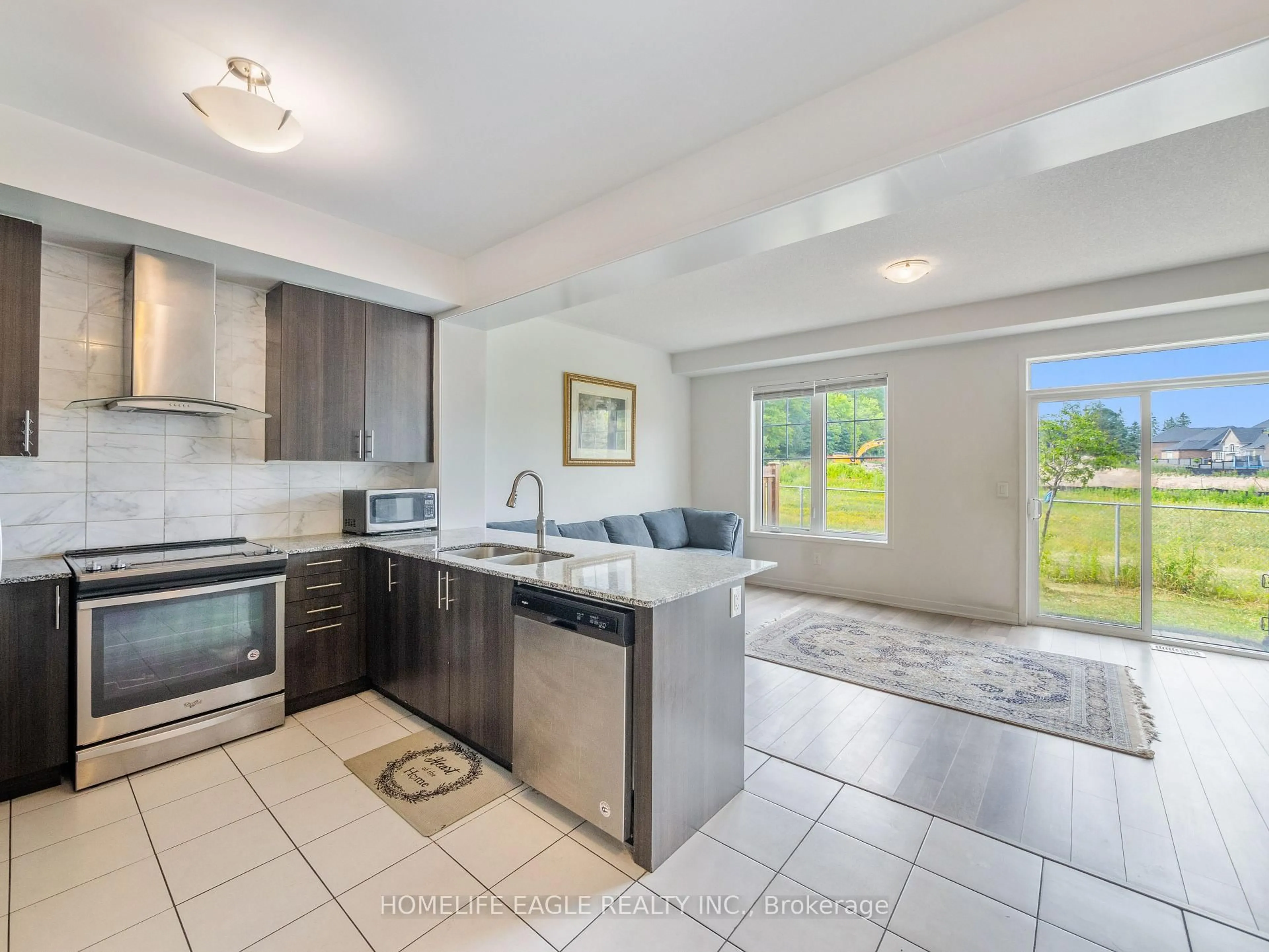 Open concept kitchen, ceramic/tile floor for 228 Bennett St, Newmarket Ontario L3X 1B8