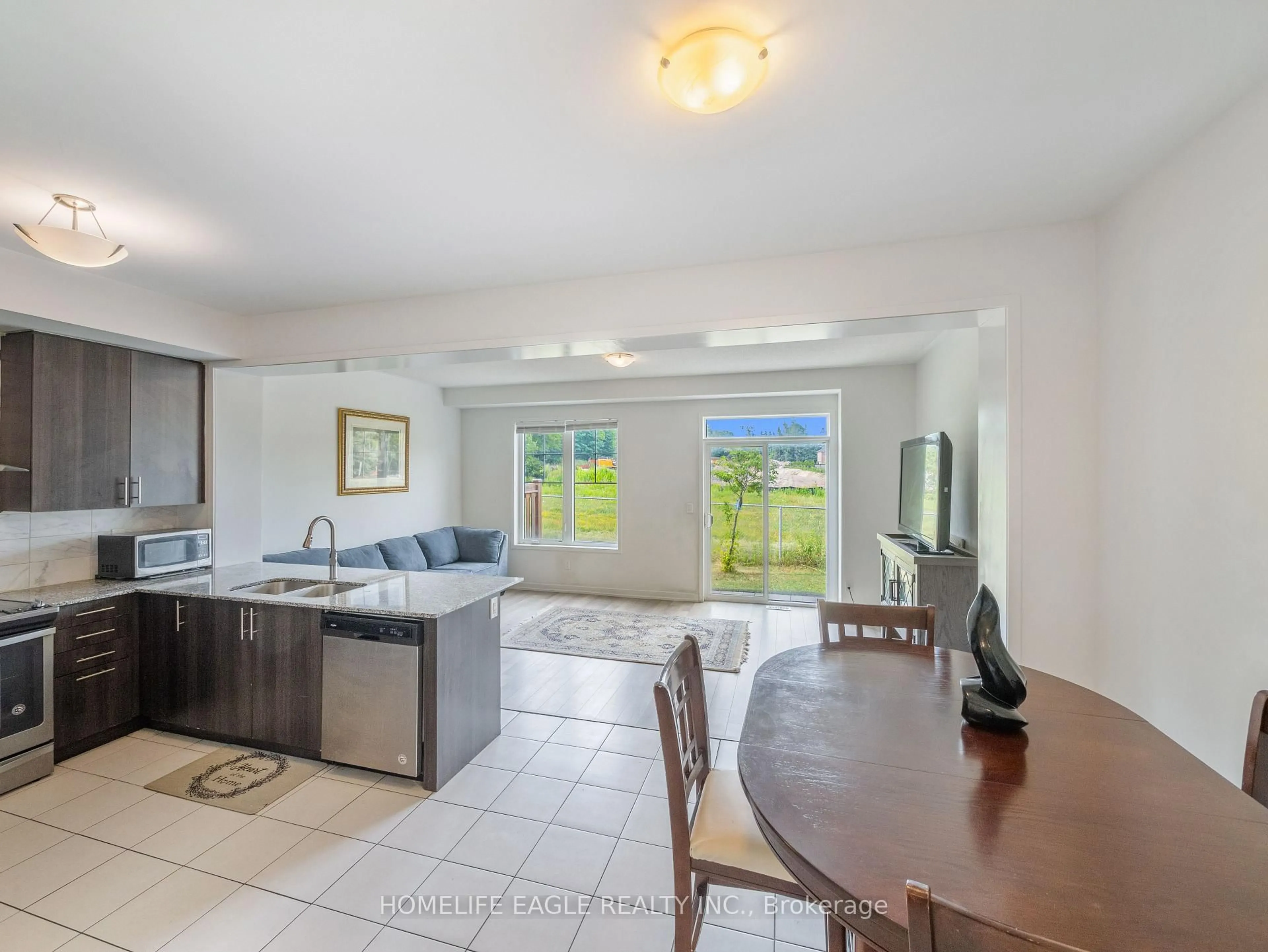 Open concept kitchen, ceramic/tile floor for 228 Bennett St, Newmarket Ontario L3X 1B8