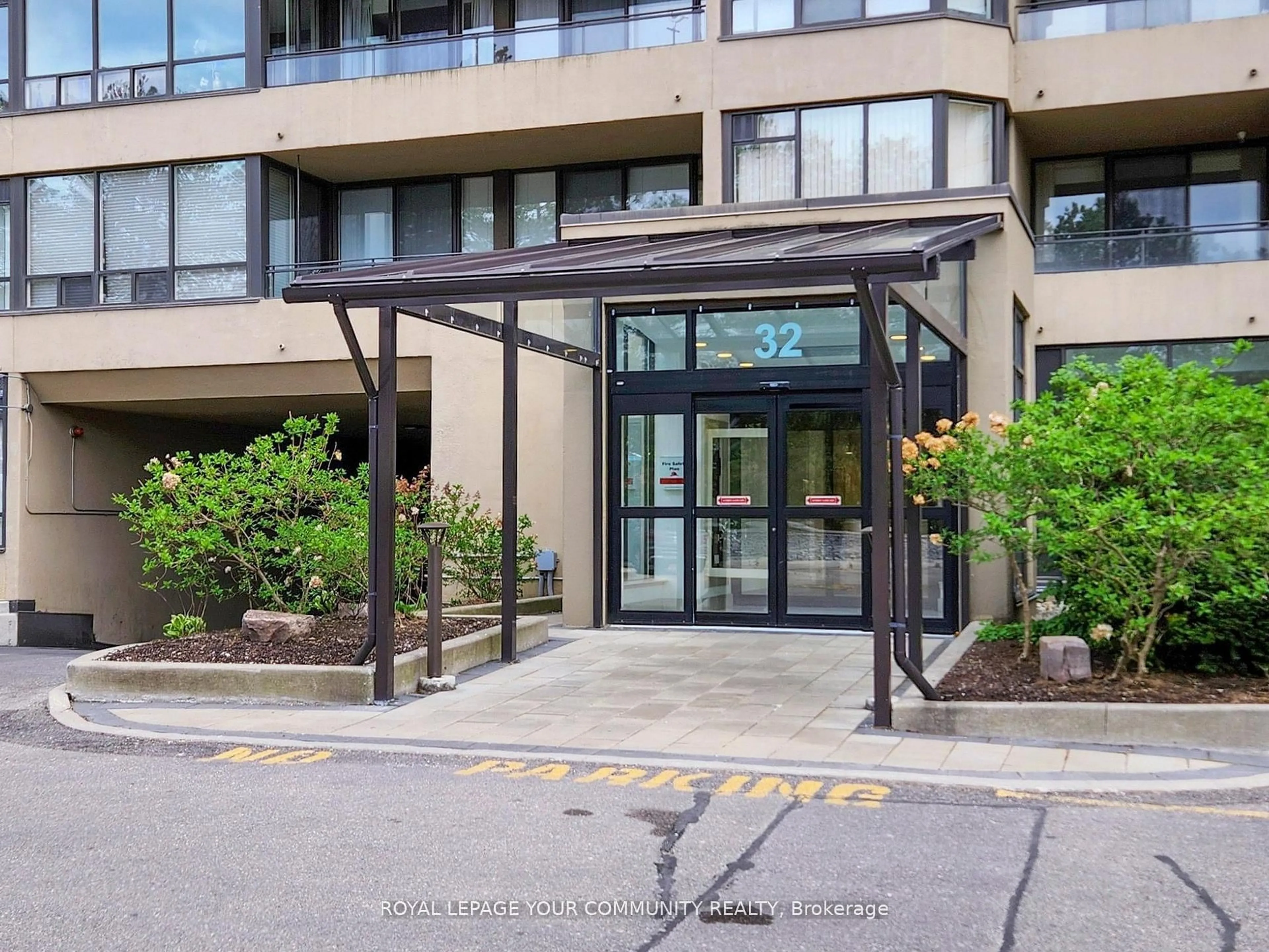 Indoor foyer for 32 Clarissa Dr #324, Richmond Hill Ontario L4C 9R7