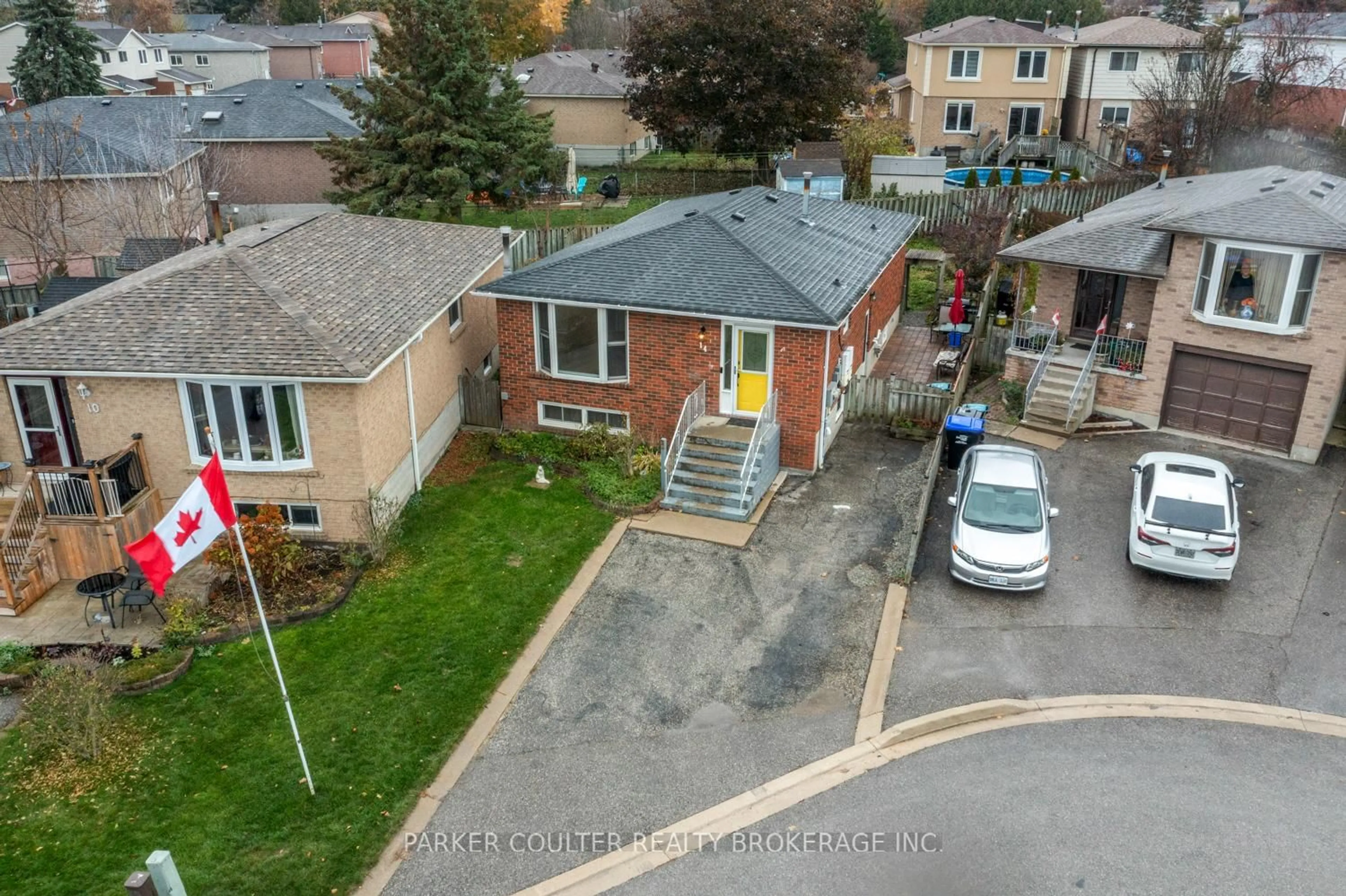 A pic from outside/outdoor area/front of a property/back of a property/a pic from drone, street for 14 Maple Crt, Bradford West Gwillimbury Ontario L3Z 2C3