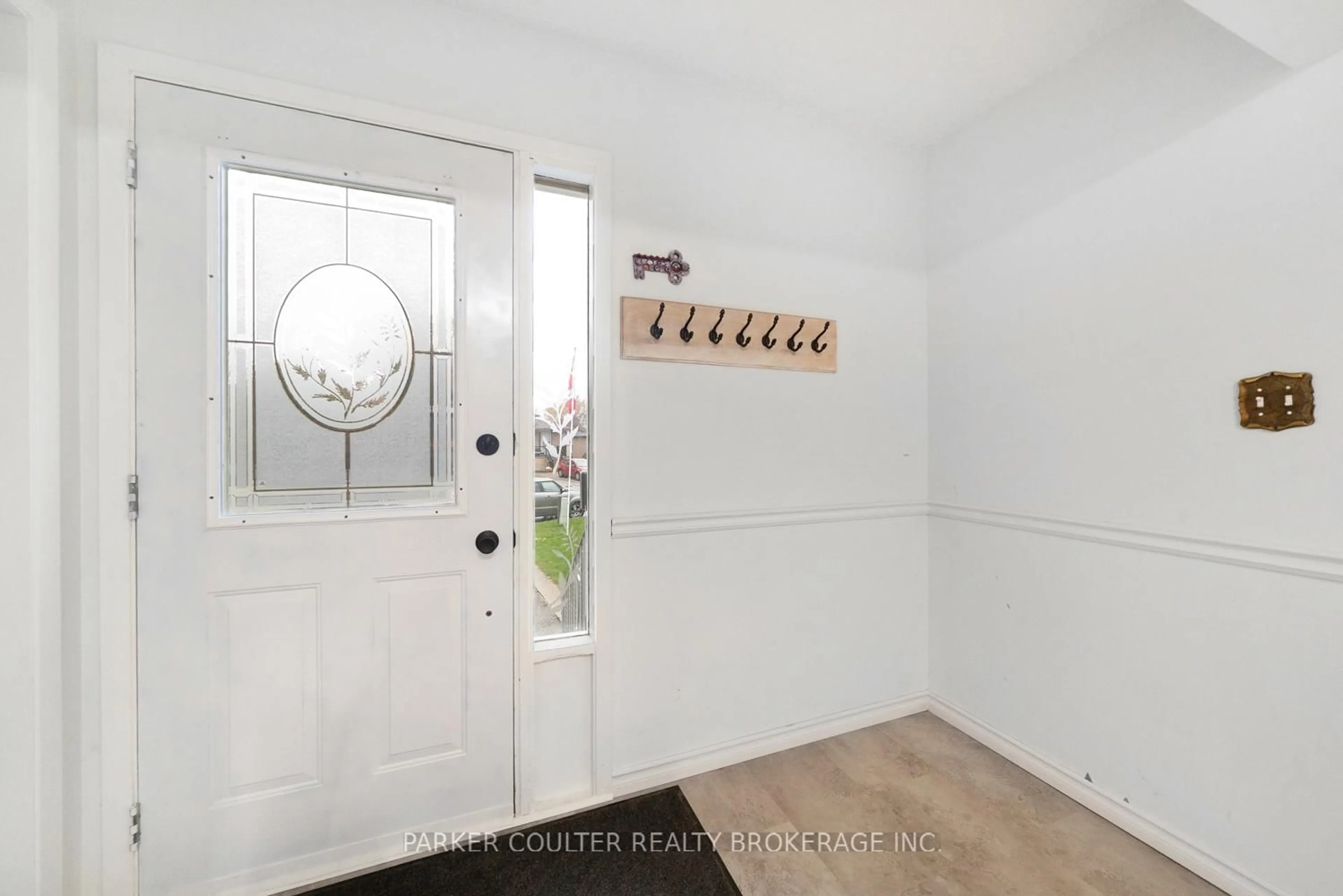 Indoor entryway for 14 Maple Crt, Bradford West Gwillimbury Ontario L3Z 2C3