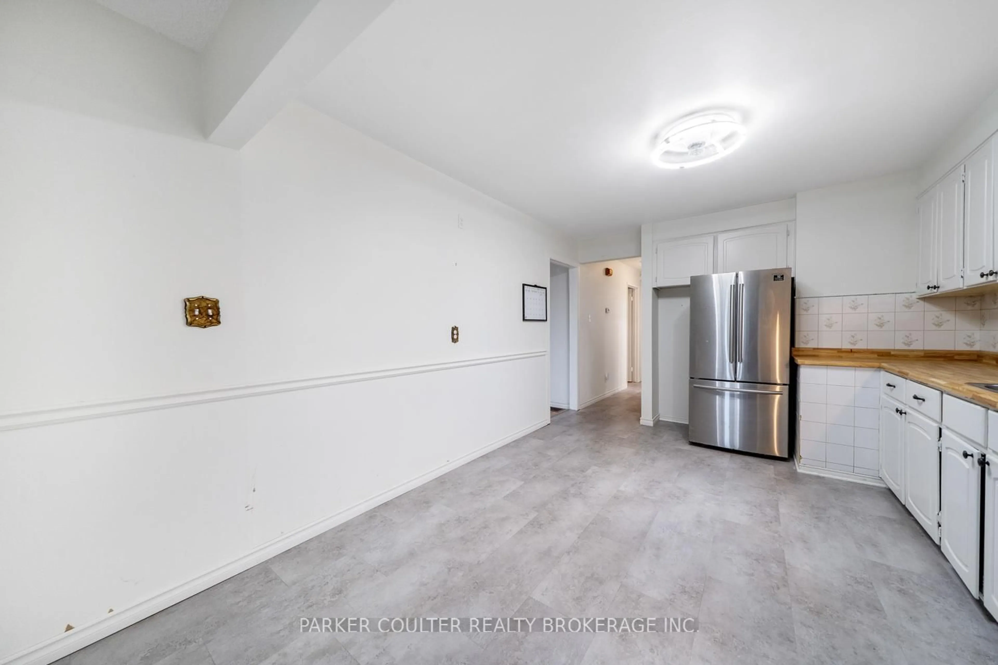 A pic of a room for 14 Maple Crt, Bradford West Gwillimbury Ontario L3Z 2C3