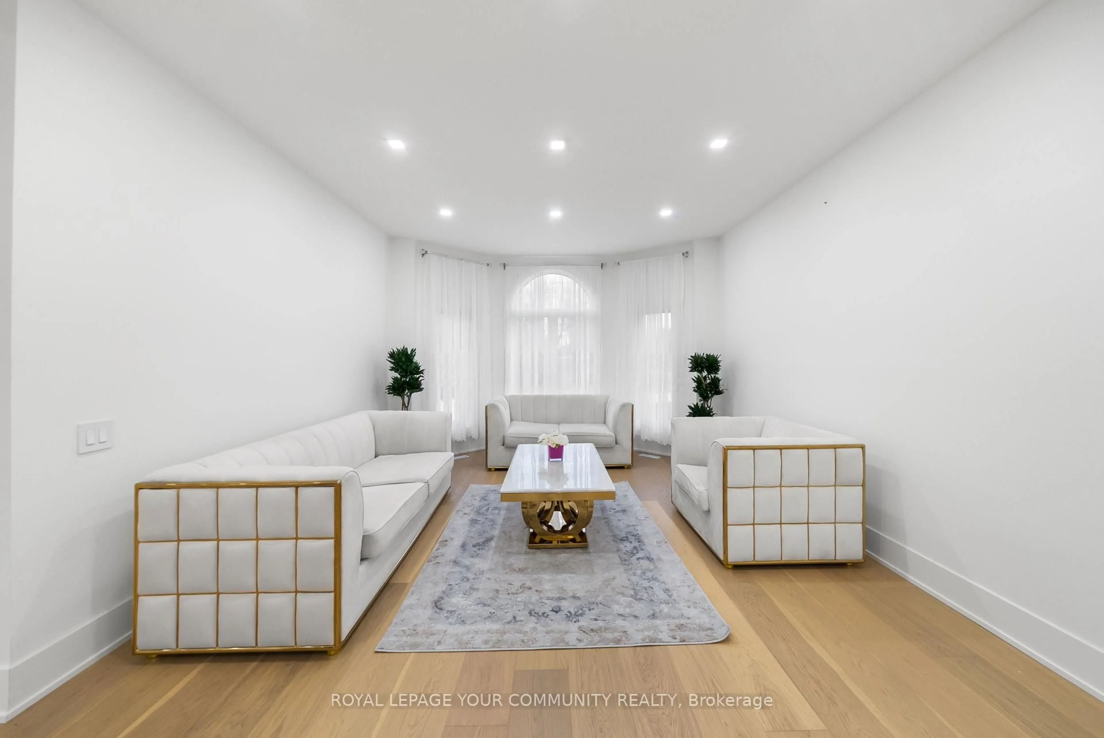 Living room with furniture, unknown for 72A Oxford St, Richmond Hill Ontario L4C 4L5