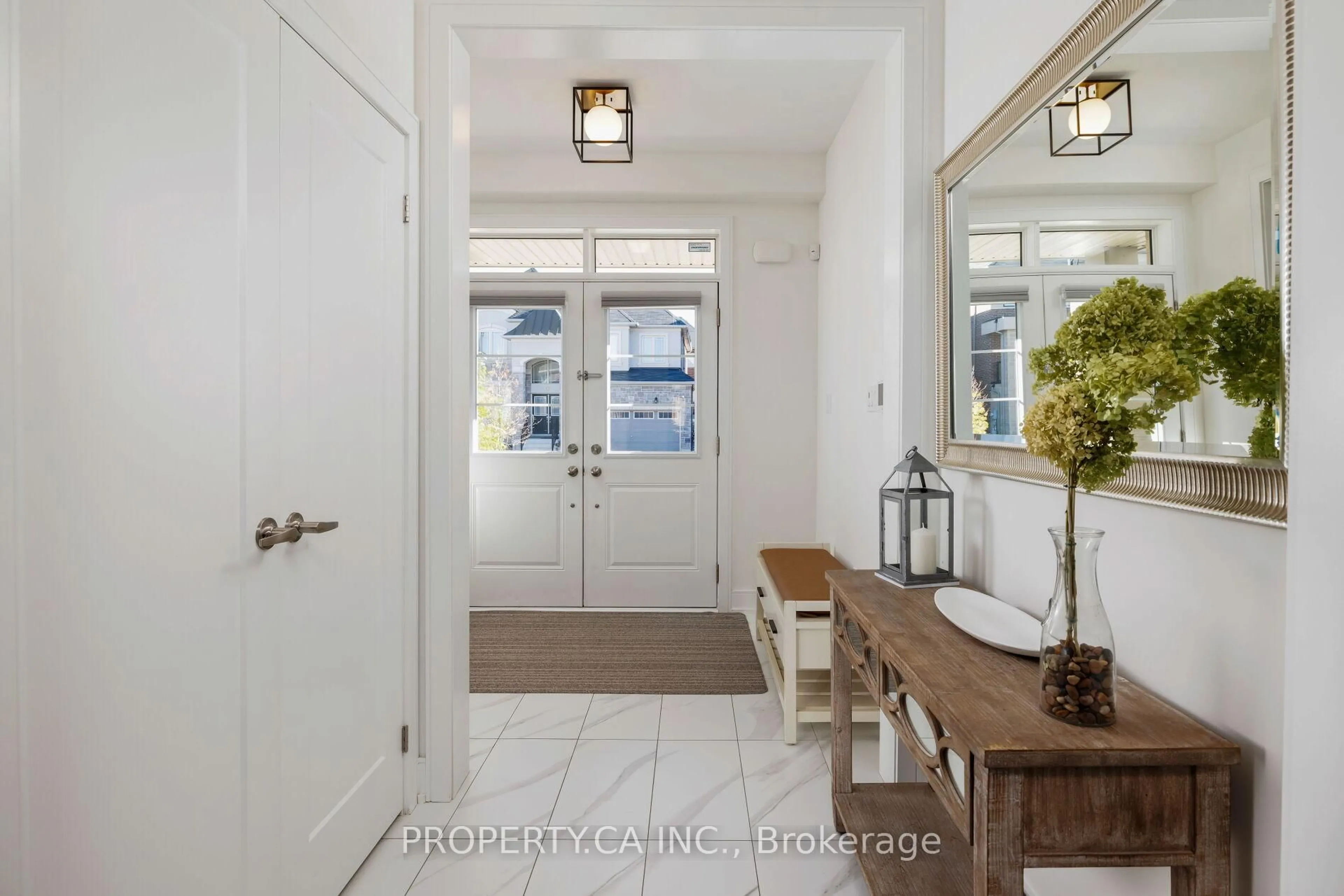 Indoor entryway for 54 Murray Leonard Lane, East Gwillimbury Ontario L9N 0Y7