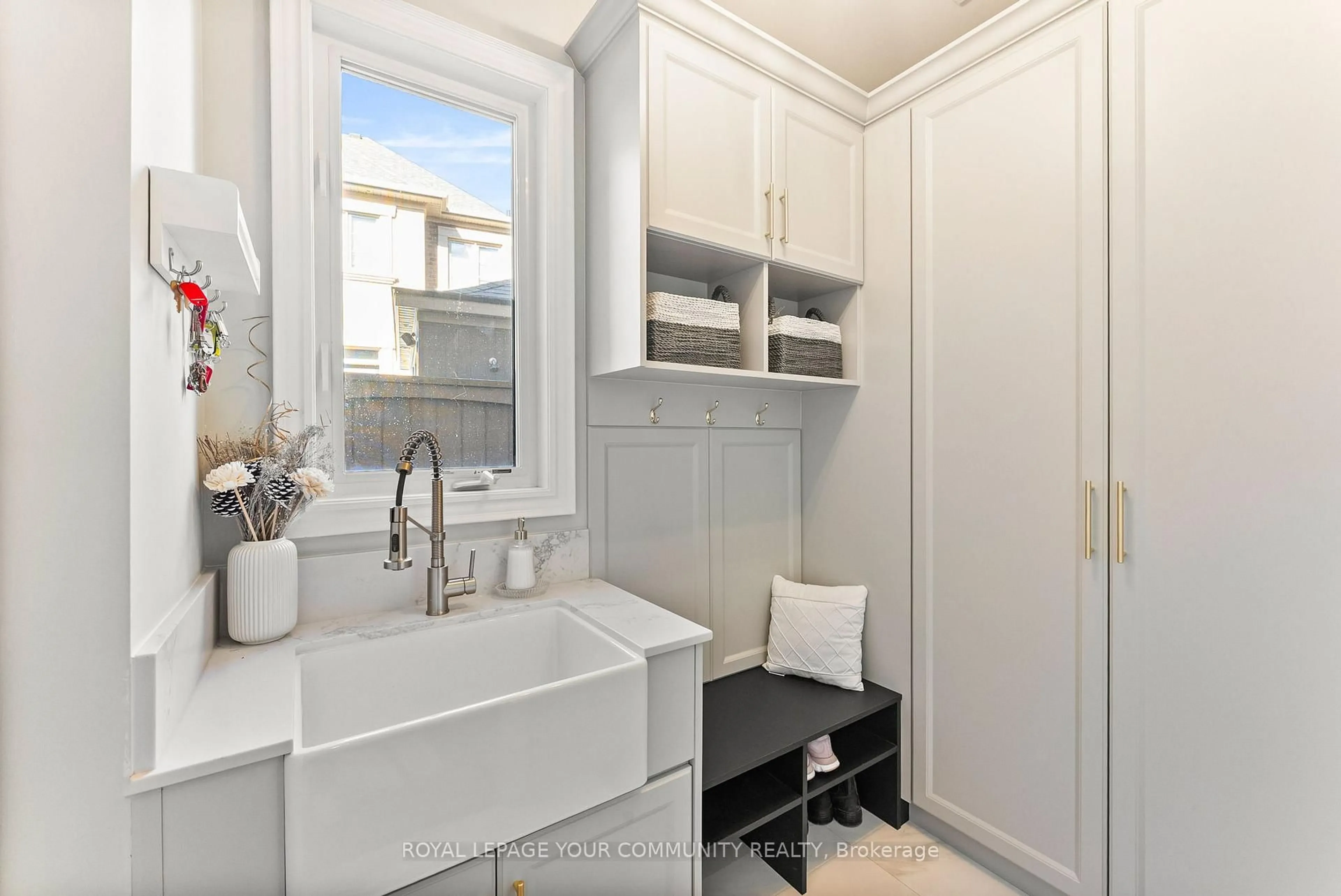 Laundry room for 39 Rivoli Dr, Vaughan Ontario L4H 3X2