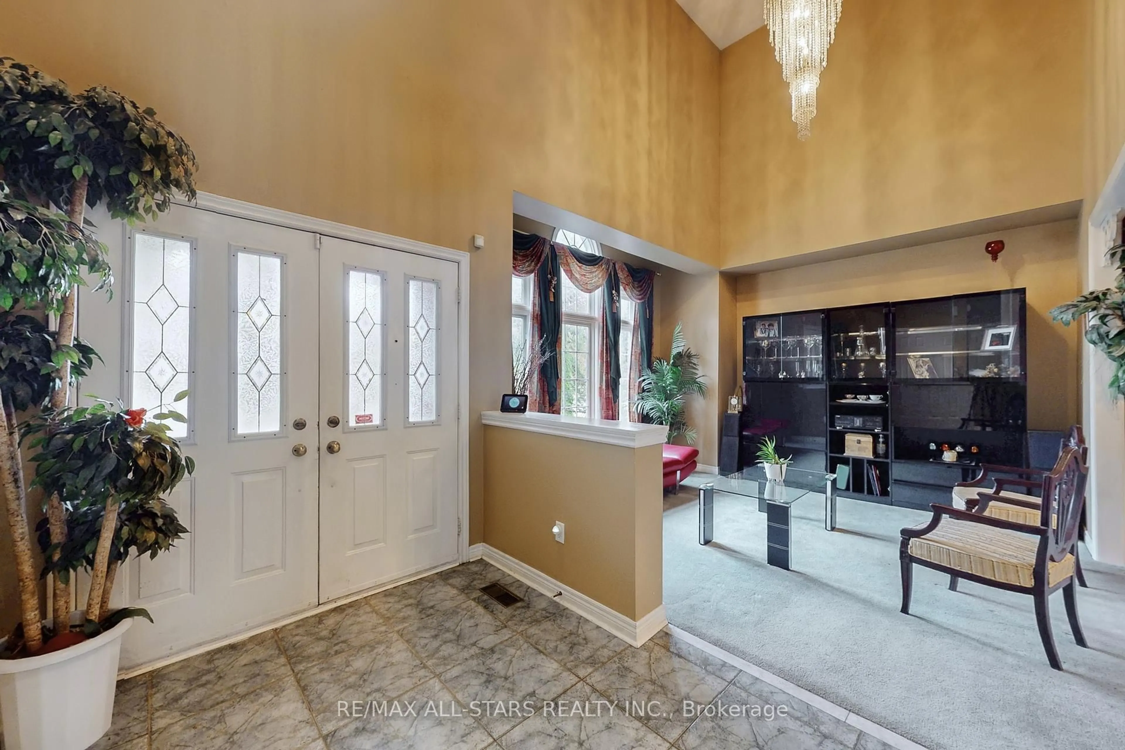 Indoor foyer for 54 Bretton Circ, Markham Ontario L3S 3R1