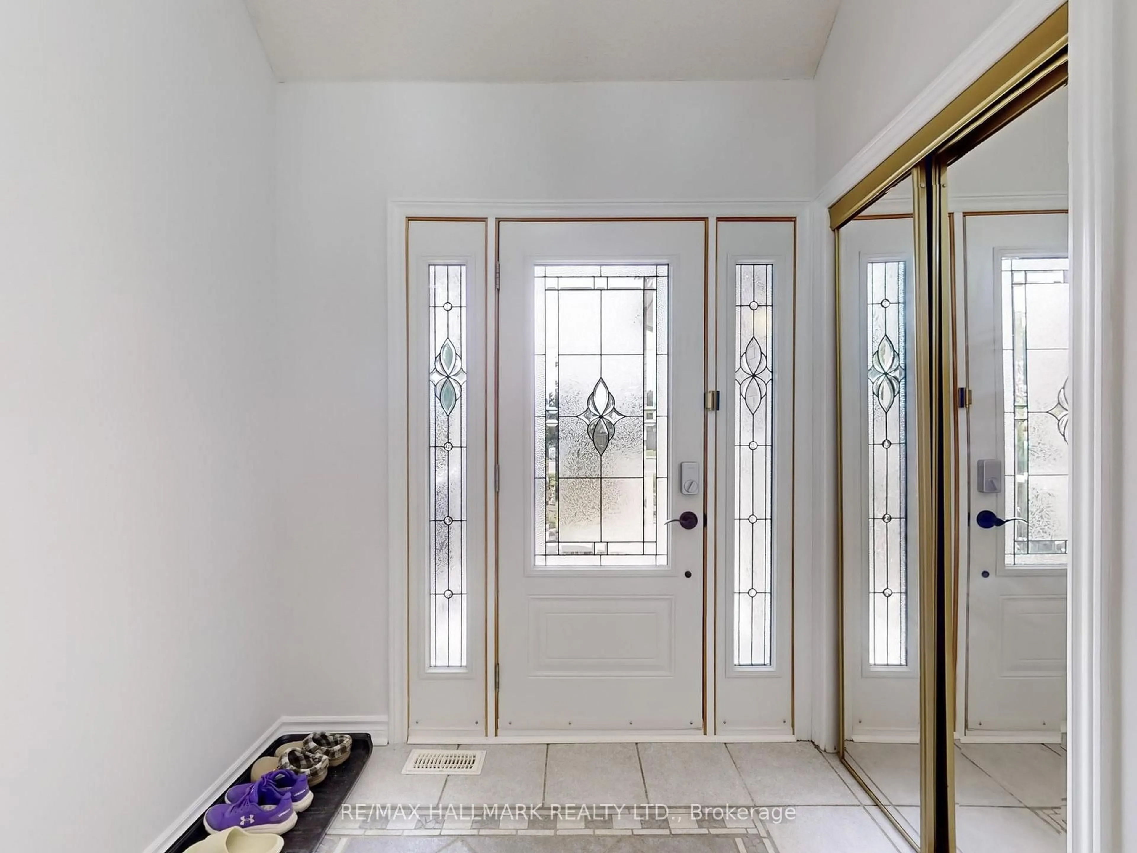 Indoor entryway for 2 Snively St, Richmond Hill Ontario L4E 3E7