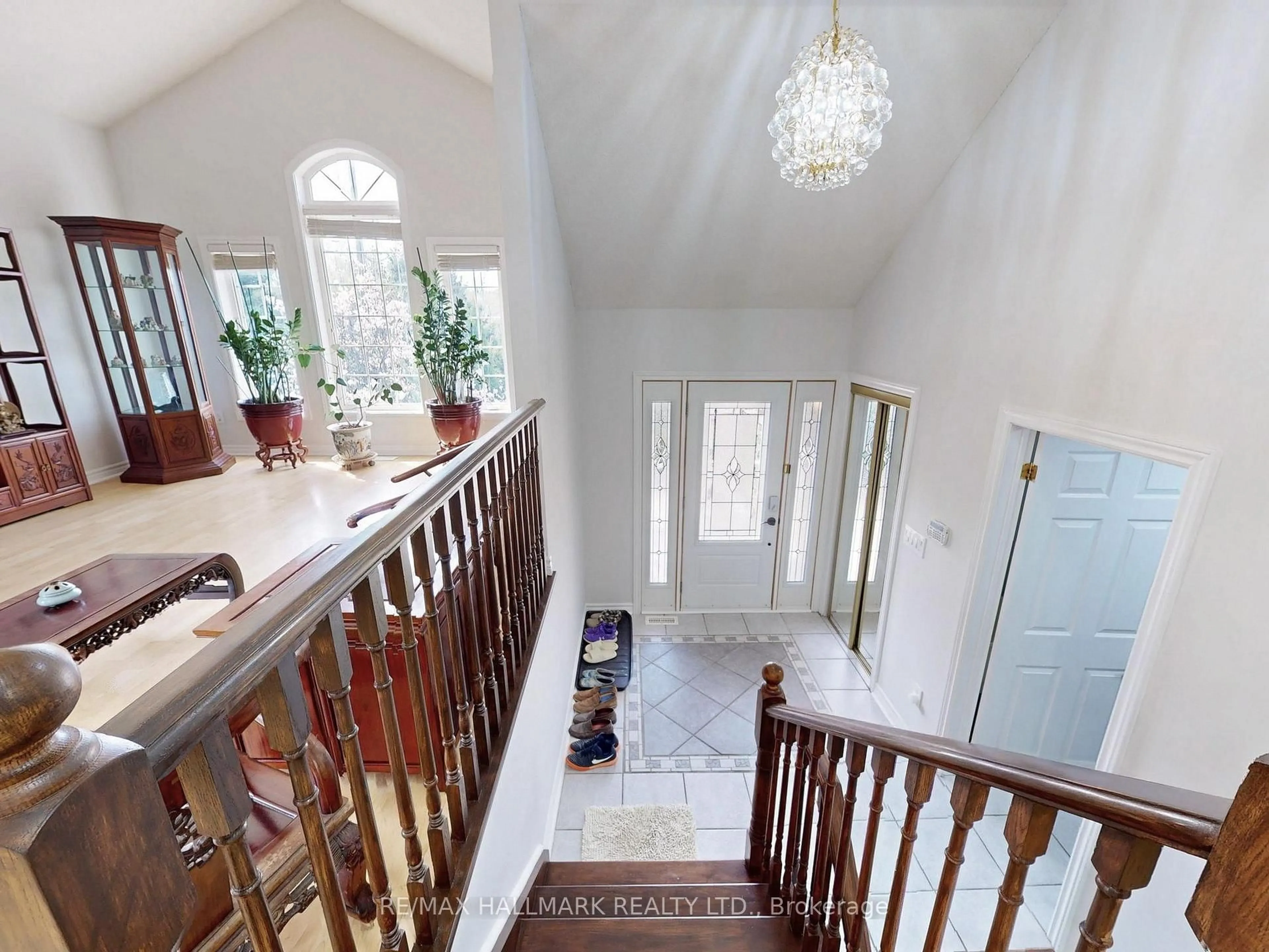 Indoor foyer for 2 Snively St, Richmond Hill Ontario L4E 3E7