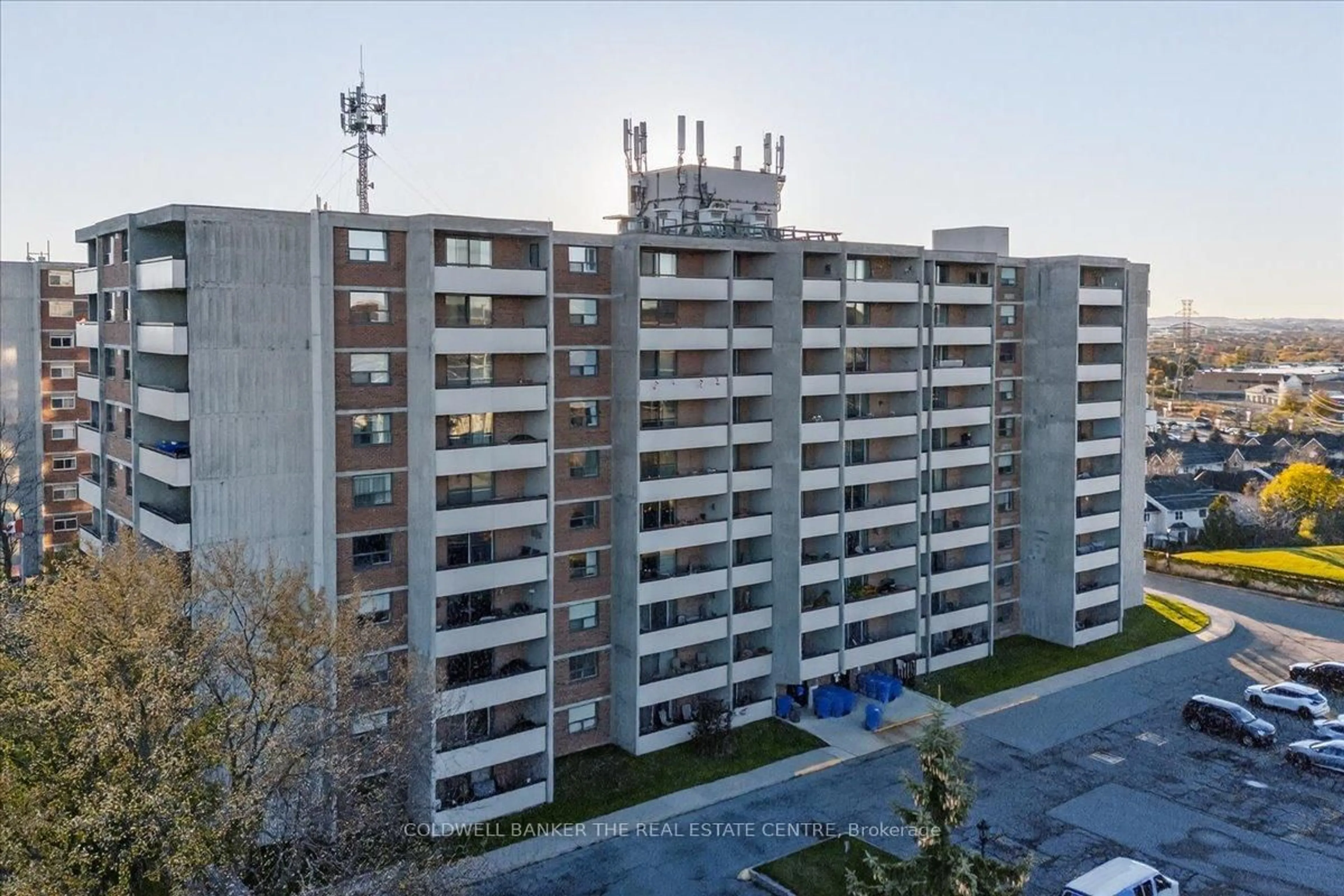 A pic from outside/outdoor area/front of a property/back of a property/a pic from drone, unknown for 20 William Roe Blvd #702, Newmarket Ontario L3Y 5V6