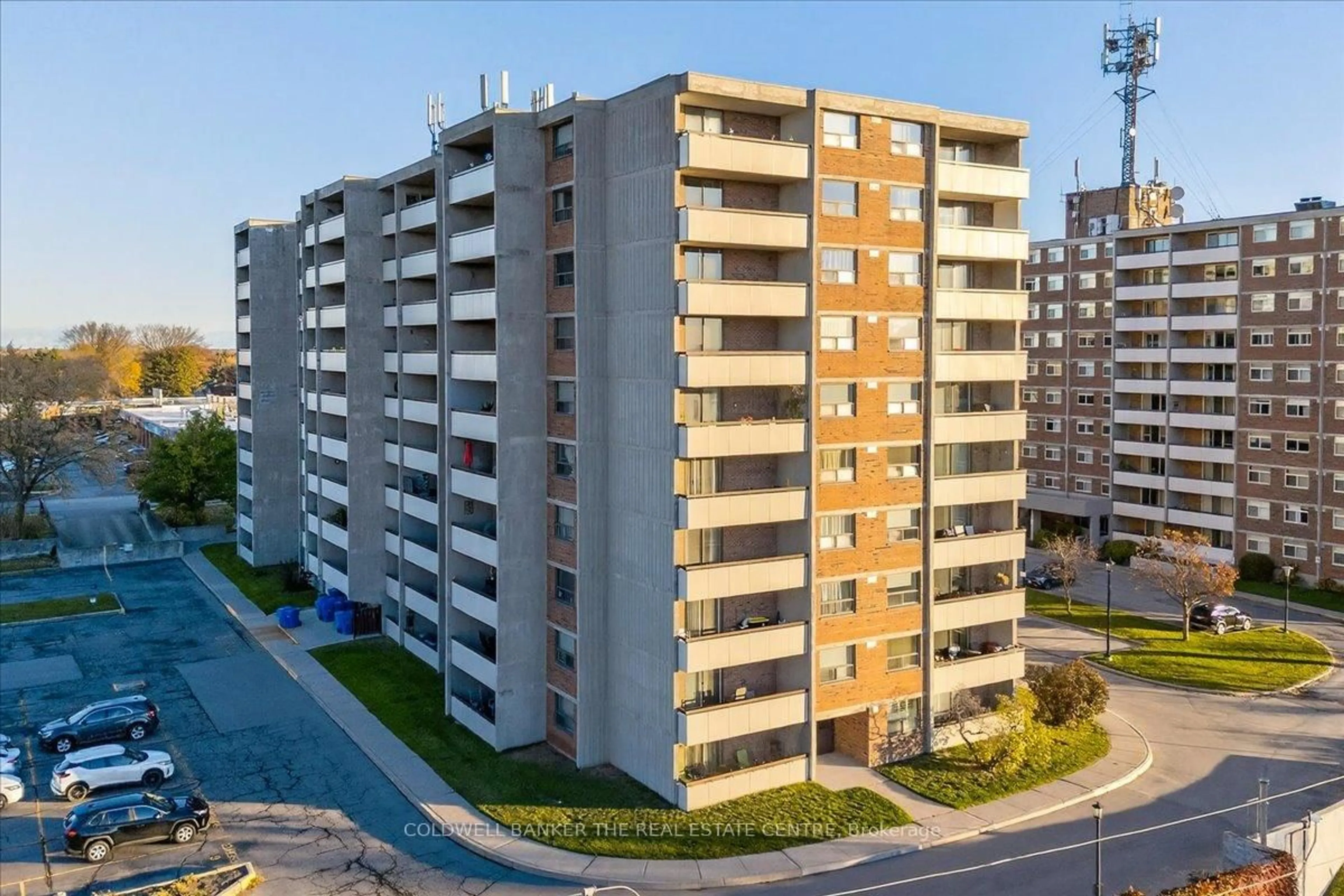 A pic from outside/outdoor area/front of a property/back of a property/a pic from drone, building for 20 William Roe Blvd #702, Newmarket Ontario L3Y 5V6