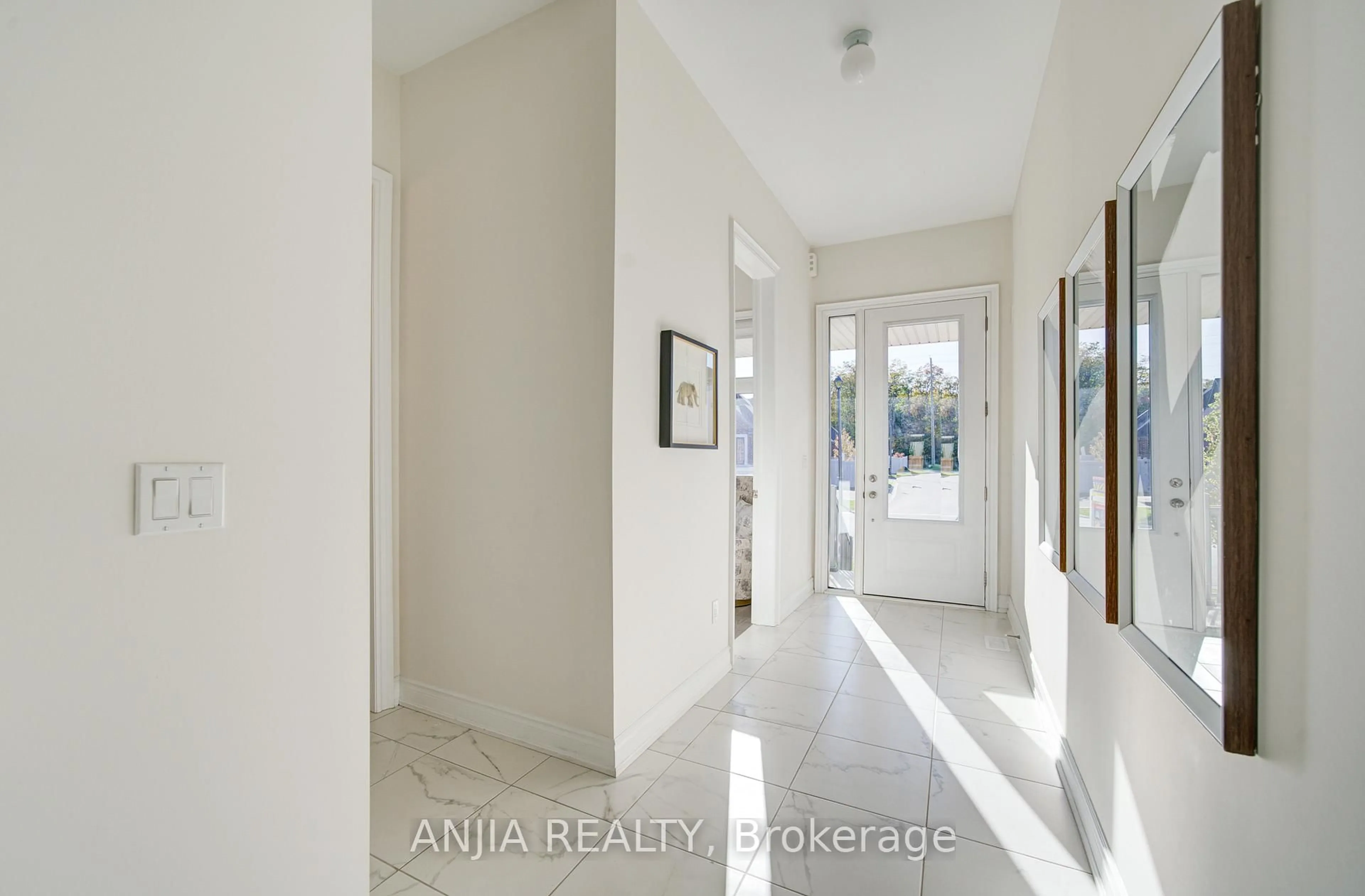 Indoor entryway for 3 Joiner Circ, Whitchurch-Stouffville Ontario L4A 7X4