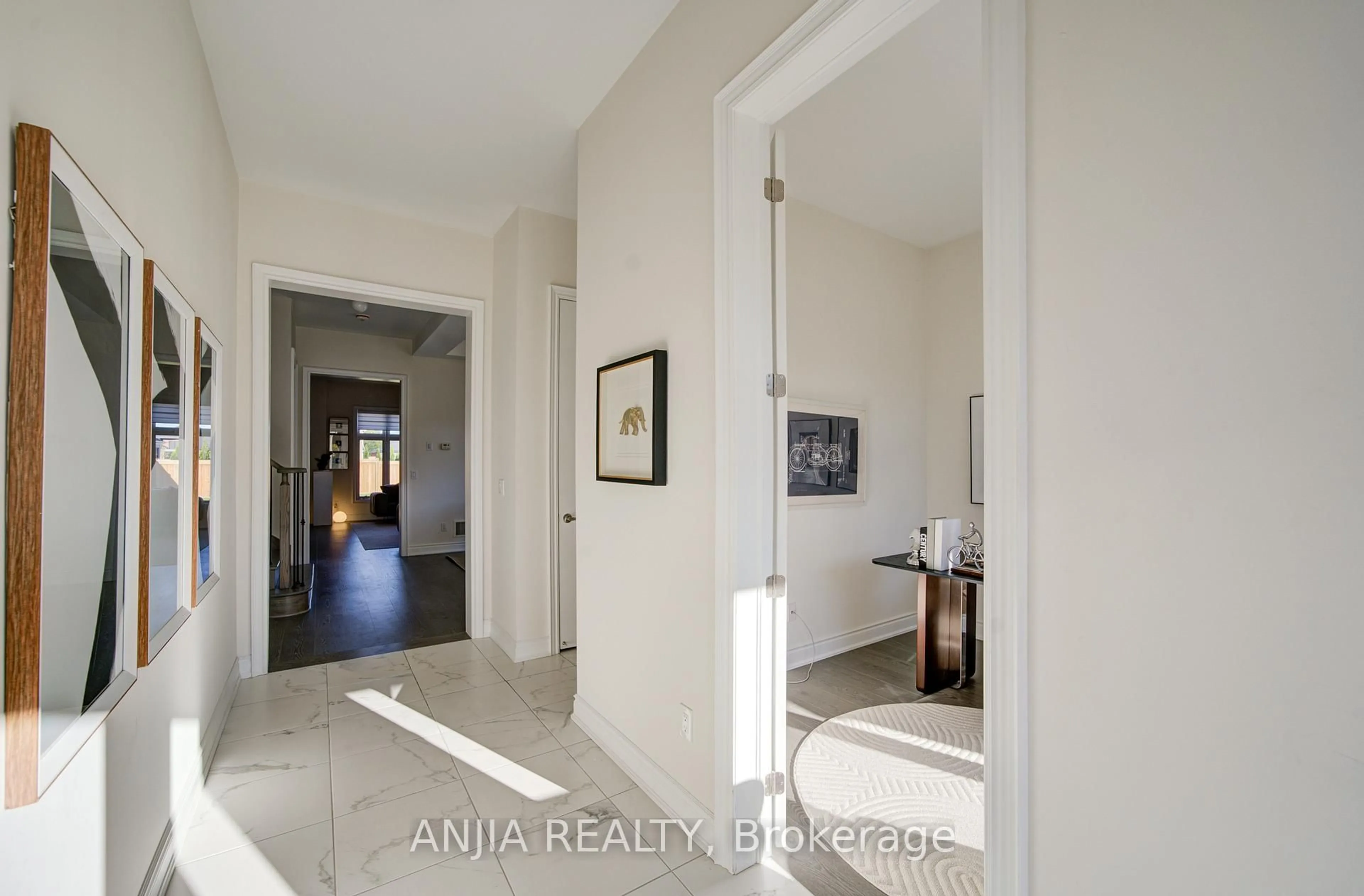 Indoor entryway for 3 Joiner Circ, Whitchurch-Stouffville Ontario L4A 7X4