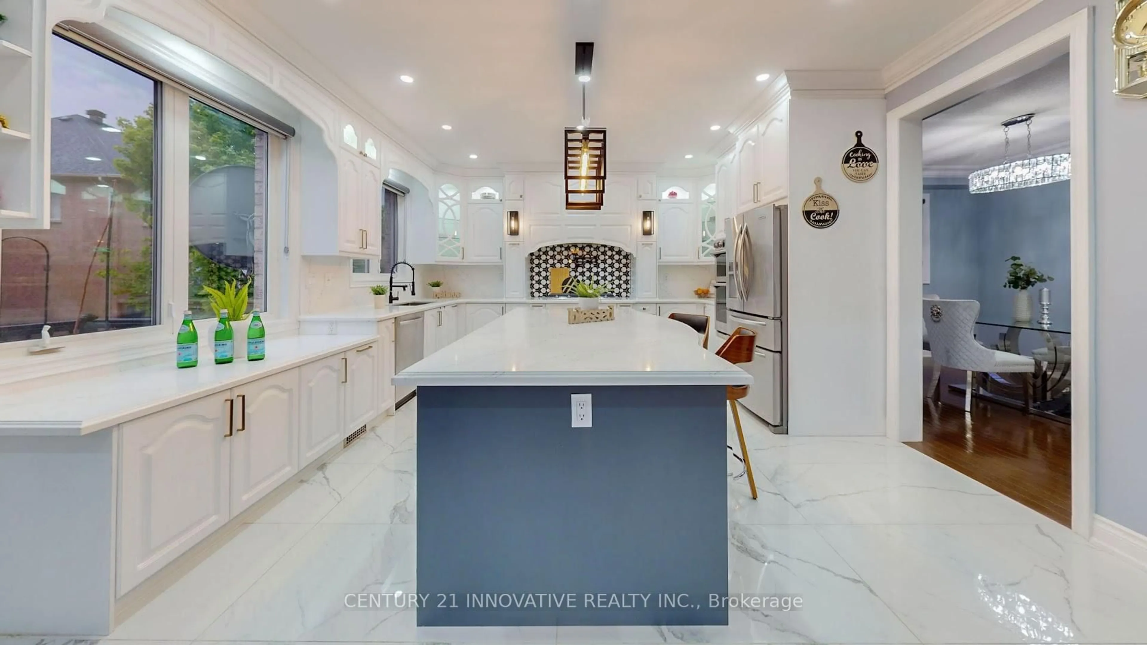 Contemporary kitchen, ceramic/tile floor for 27 Brucefield Crt, Whitchurch-Stouffville Ontario L4A 1V5