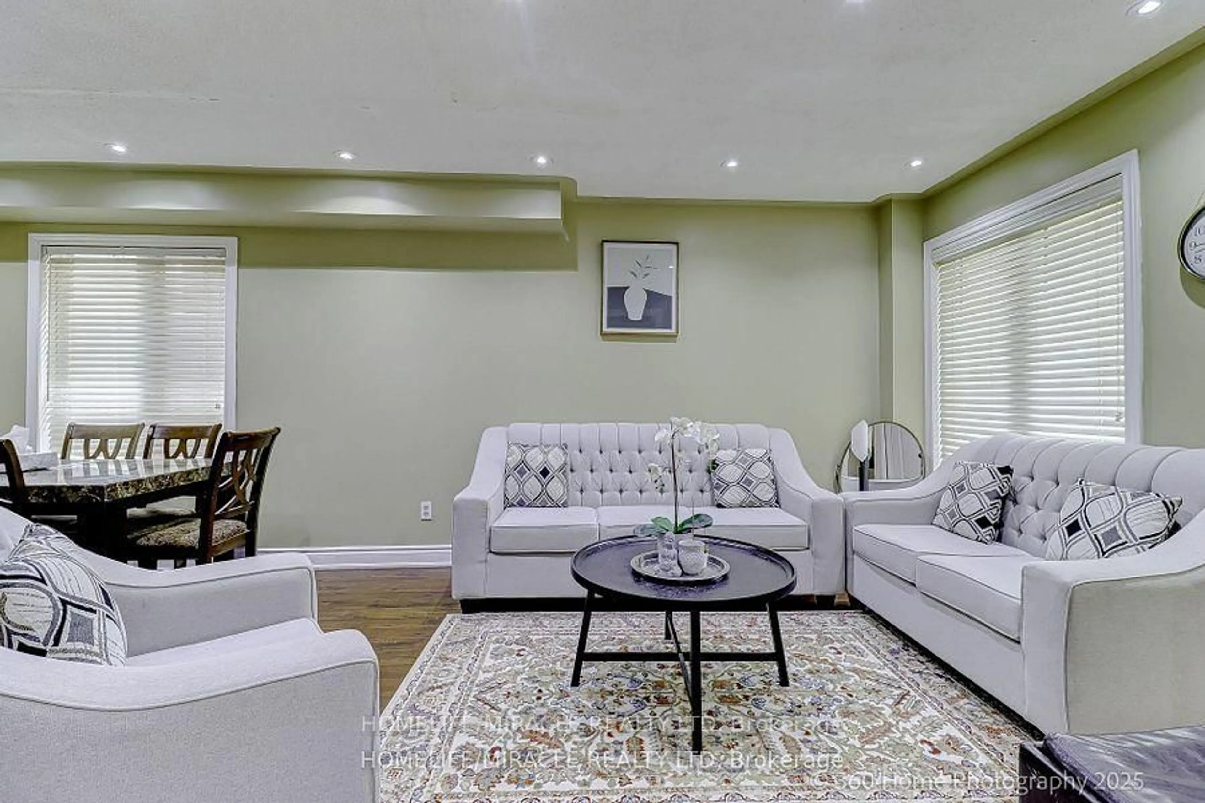 Living room with furniture, unknown for 7 Creekwood Crt, Vaughan Ontario L4L 9E6