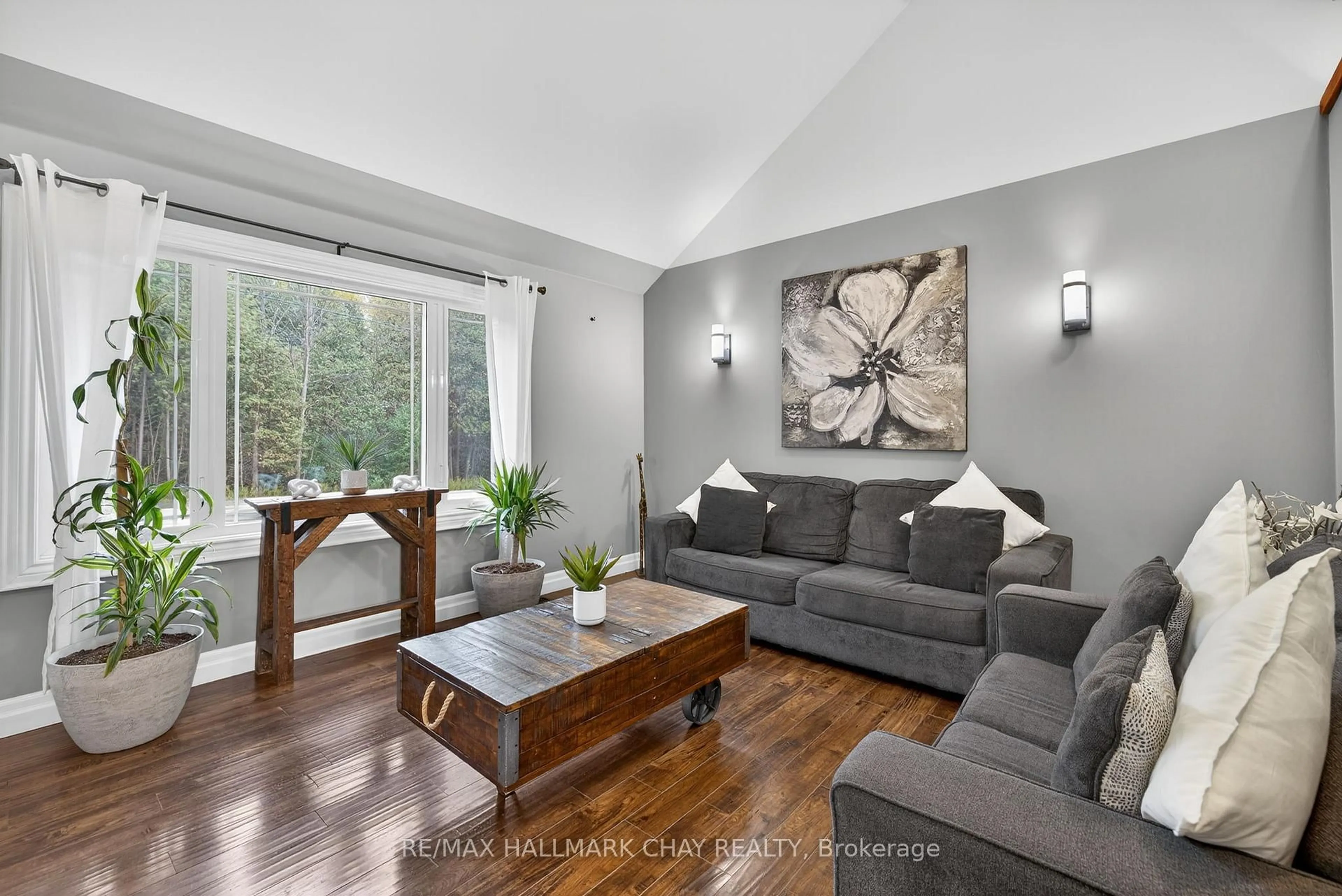 Living room with furniture, wood/laminate floor for 6172 14th Line, New Tecumseth Ontario L9R 1N4