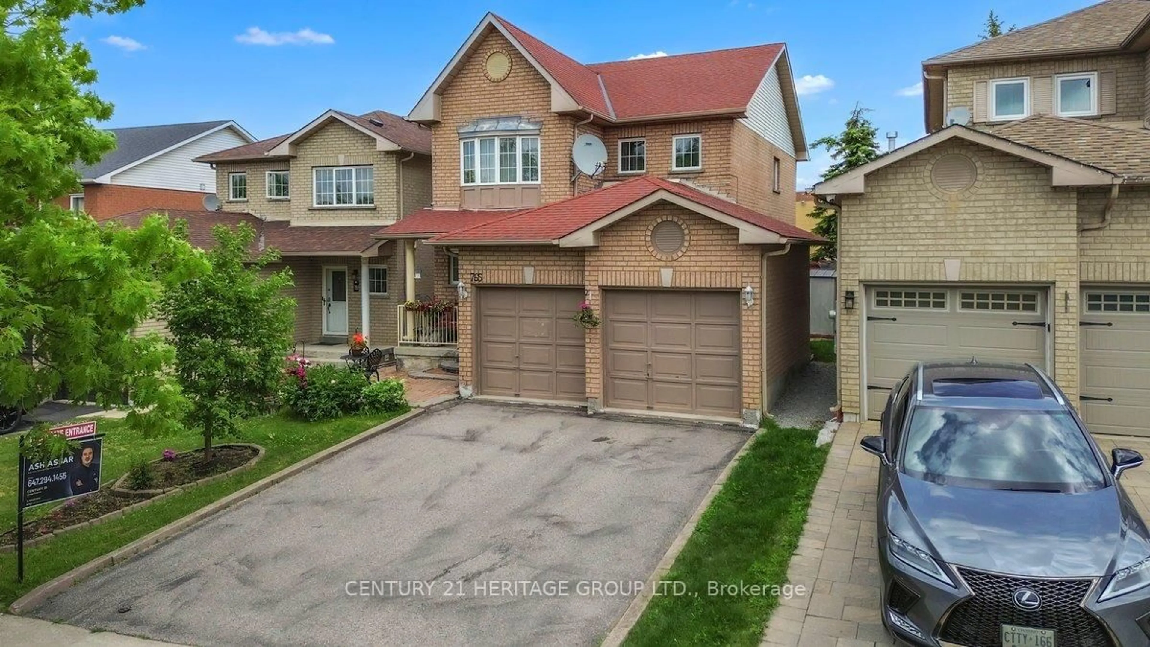 A pic from outside/outdoor area/front of a property/back of a property/a pic from drone, street for 765 Dillman Ave, Newmarket Ontario L3X 2K3