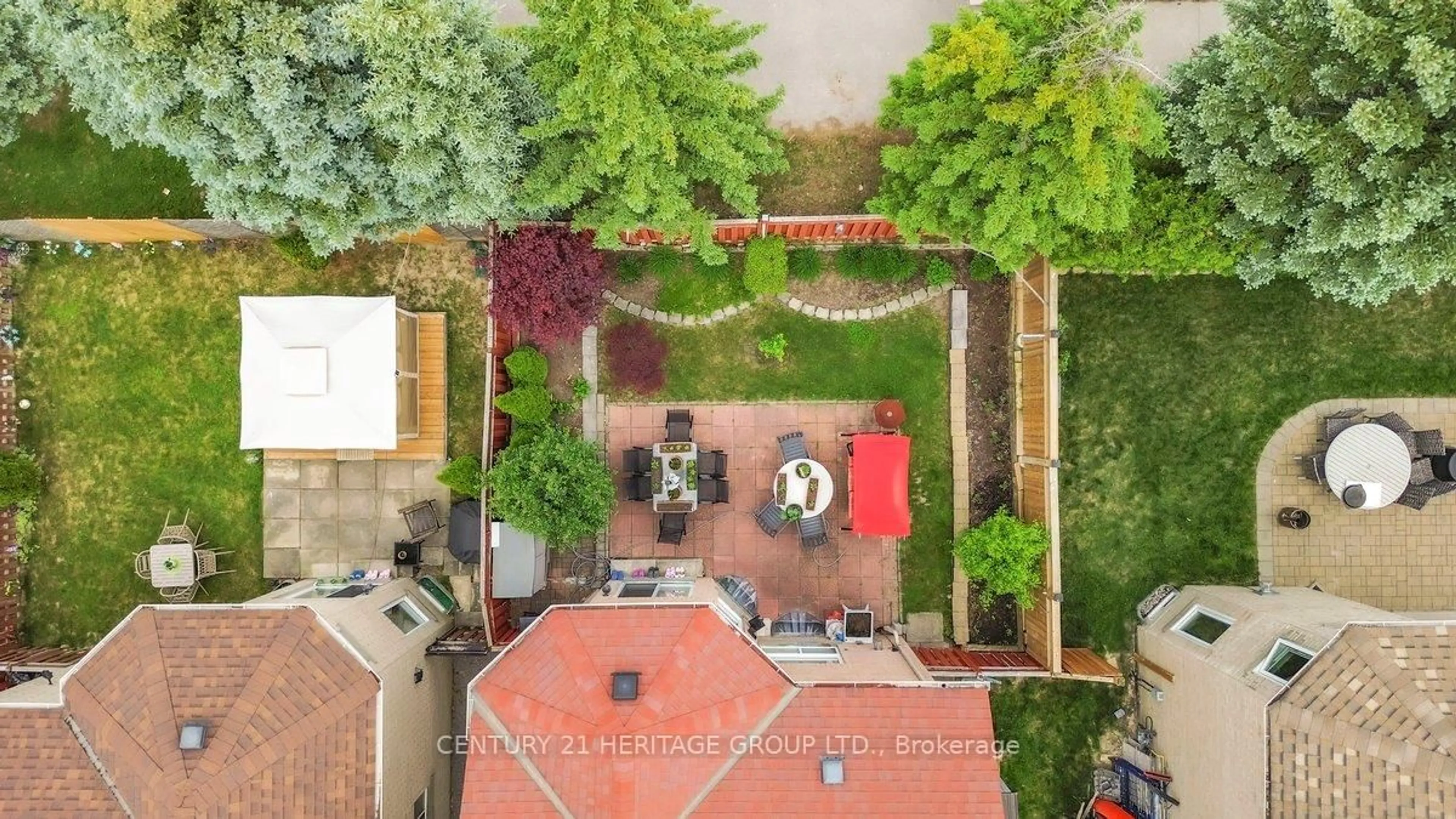 A pic from outside/outdoor area/front of a property/back of a property/a pic from drone, street for 765 Dillman Ave, Newmarket Ontario L3X 2K3