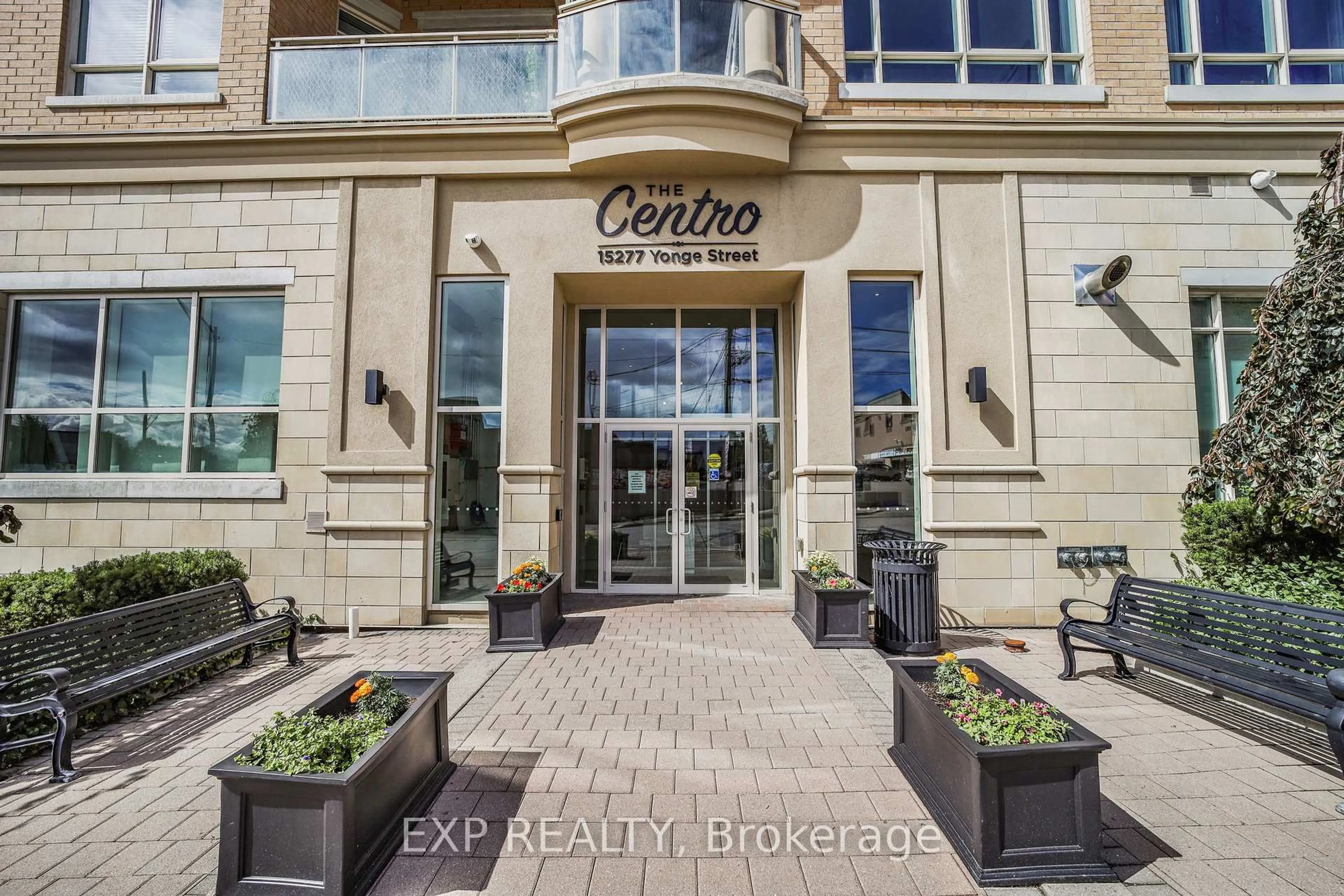 Indoor entryway for 15277 Yonge St #602A, Aurora Ontario L4G 1N6