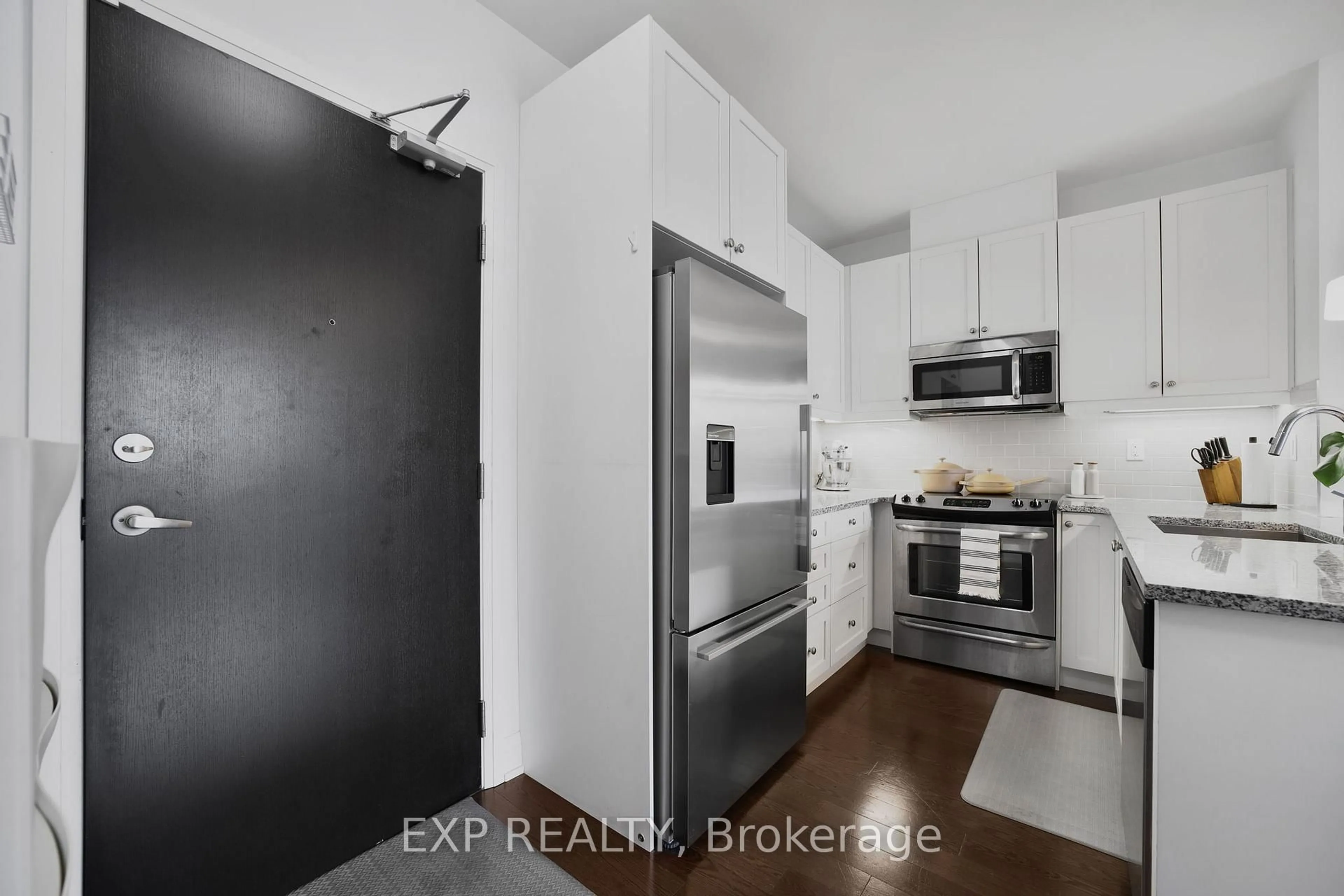 Standard kitchen, unknown for 15277 Yonge St #602A, Aurora Ontario L4G 1N6