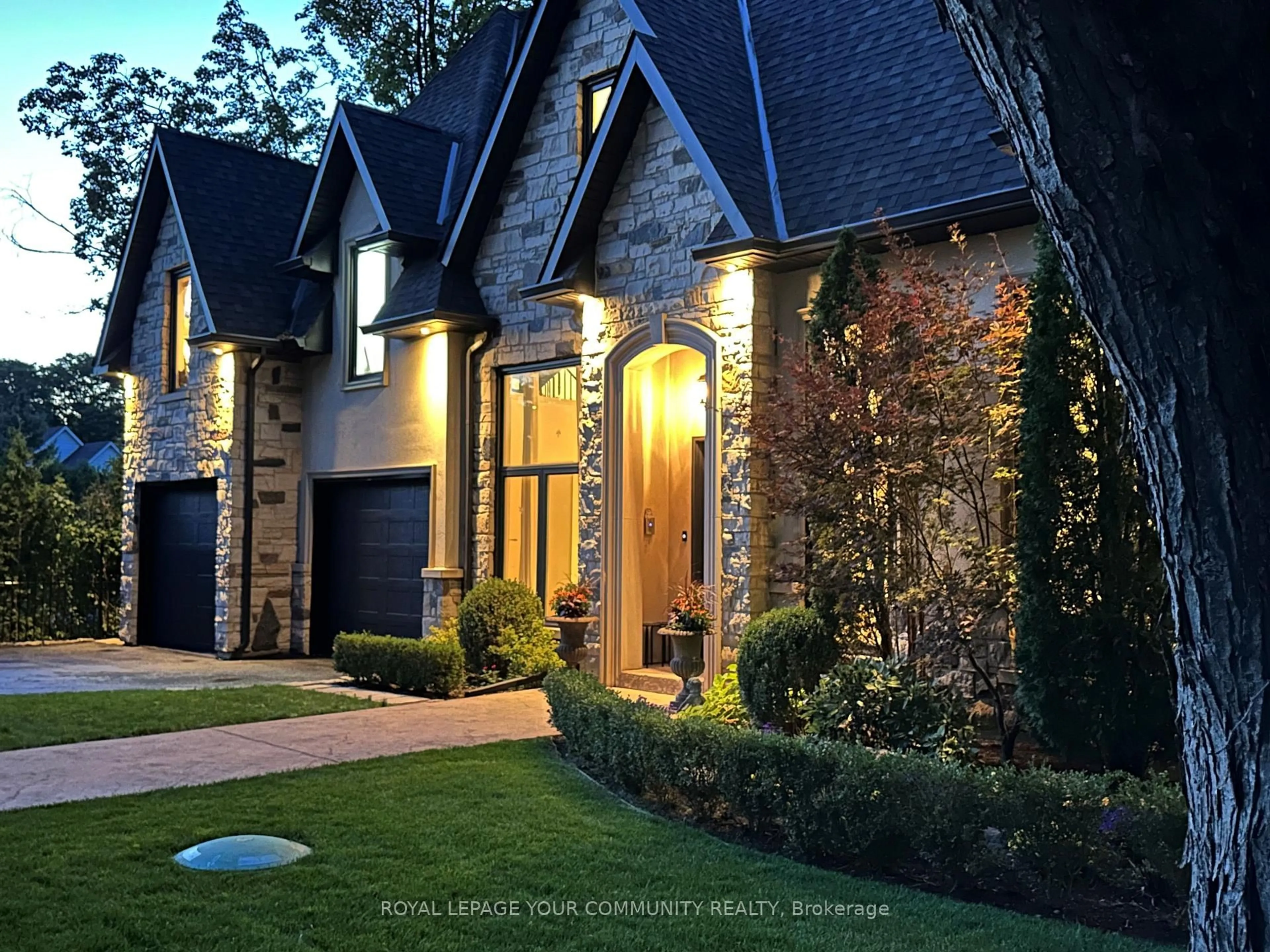 Home with brick exterior material, street for 378 Old Bloomington Rd, Aurora Ontario L4G 0M2