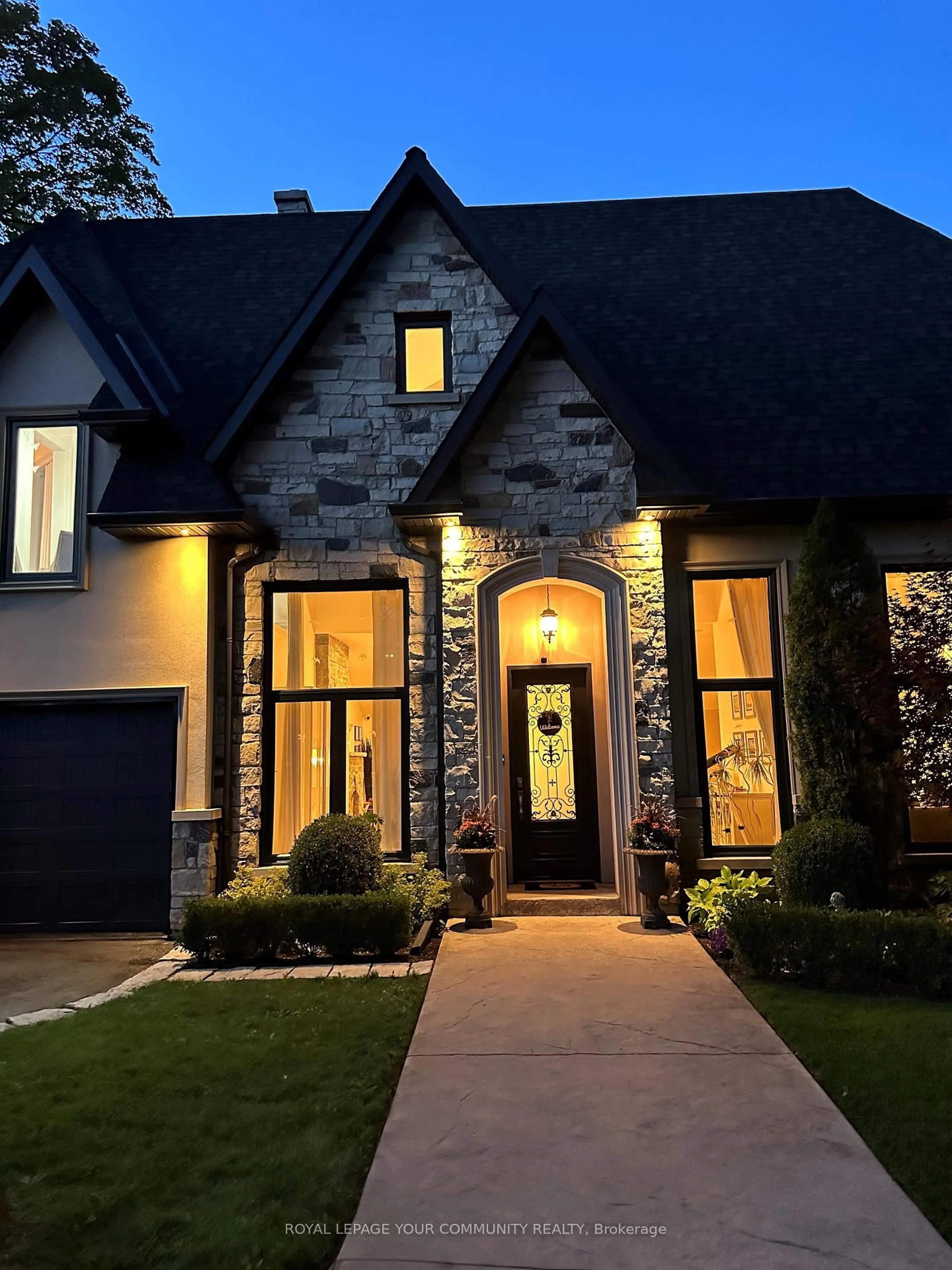 Home with brick exterior material, street for 378 Old Bloomington Rd, Aurora Ontario L4G 0M2