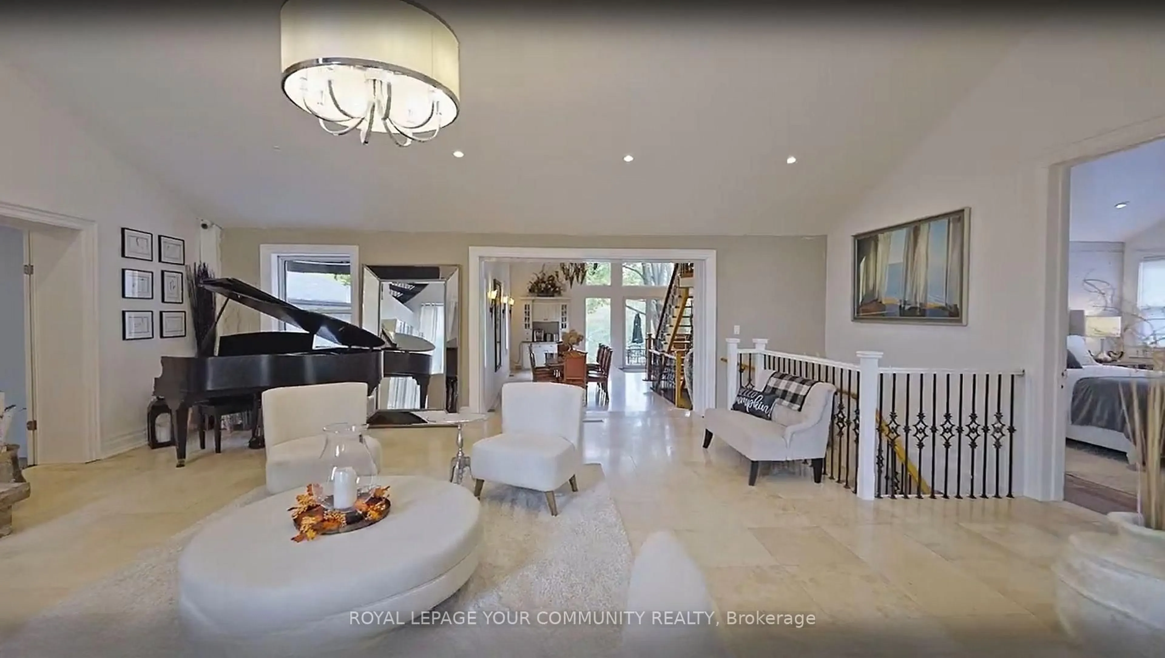 Indoor foyer for 378 Old Bloomington Rd, Aurora Ontario L4G 0M2