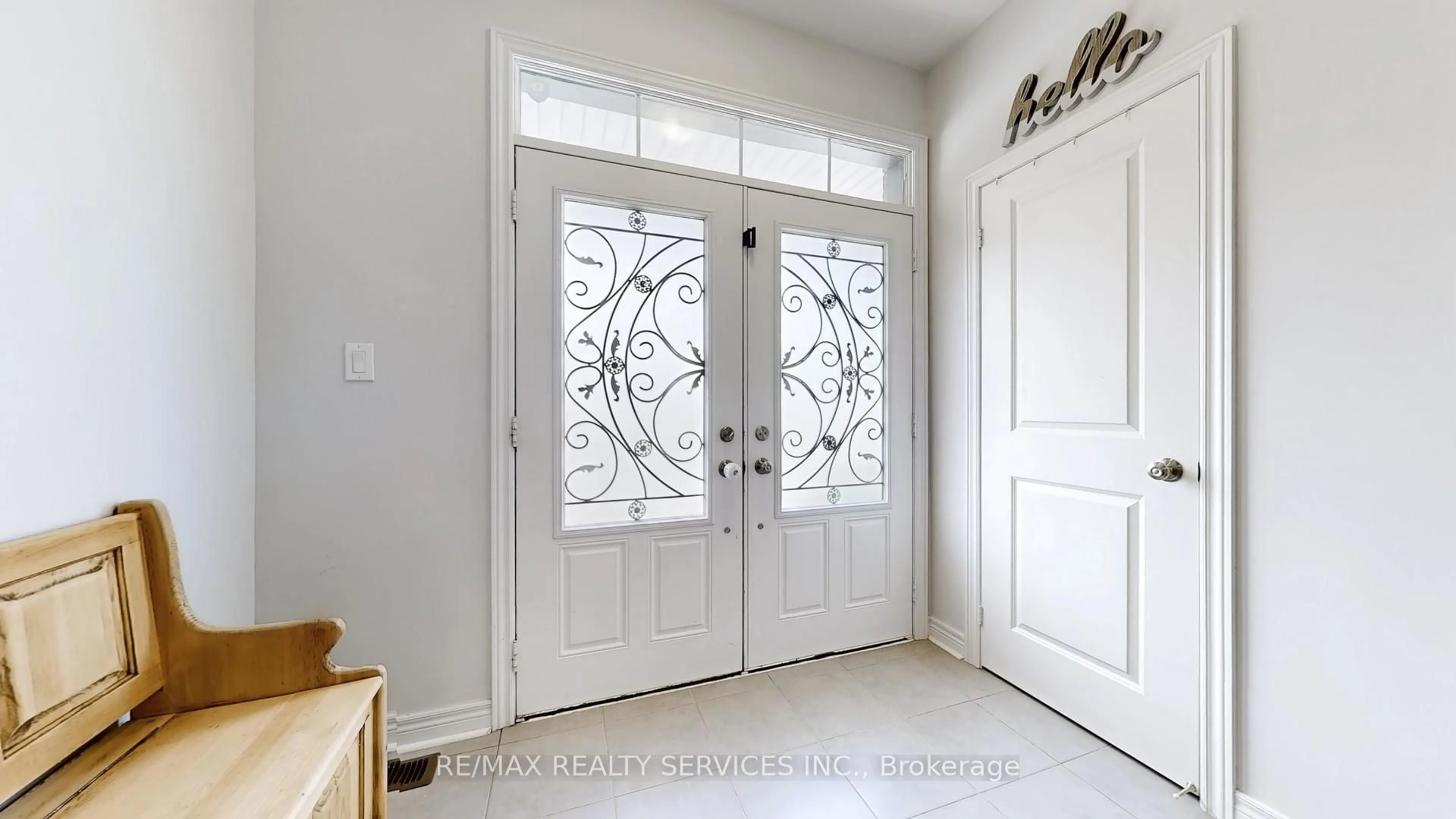 Indoor entryway for 12 Mccabe Lane, New Tecumseth Ontario L0G 1W0