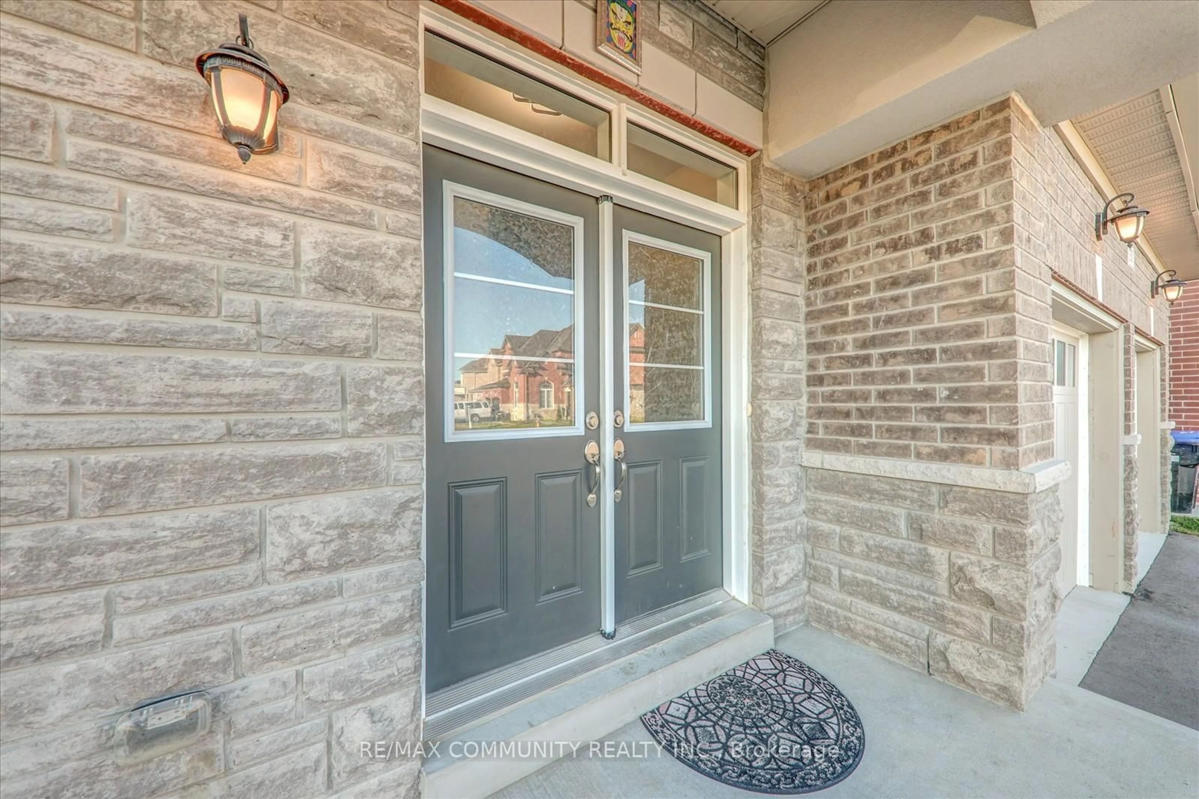 Indoor entryway for 150 Jonkman Blvd, Bradford West Gwillimbury Ontario L3Z 4J8