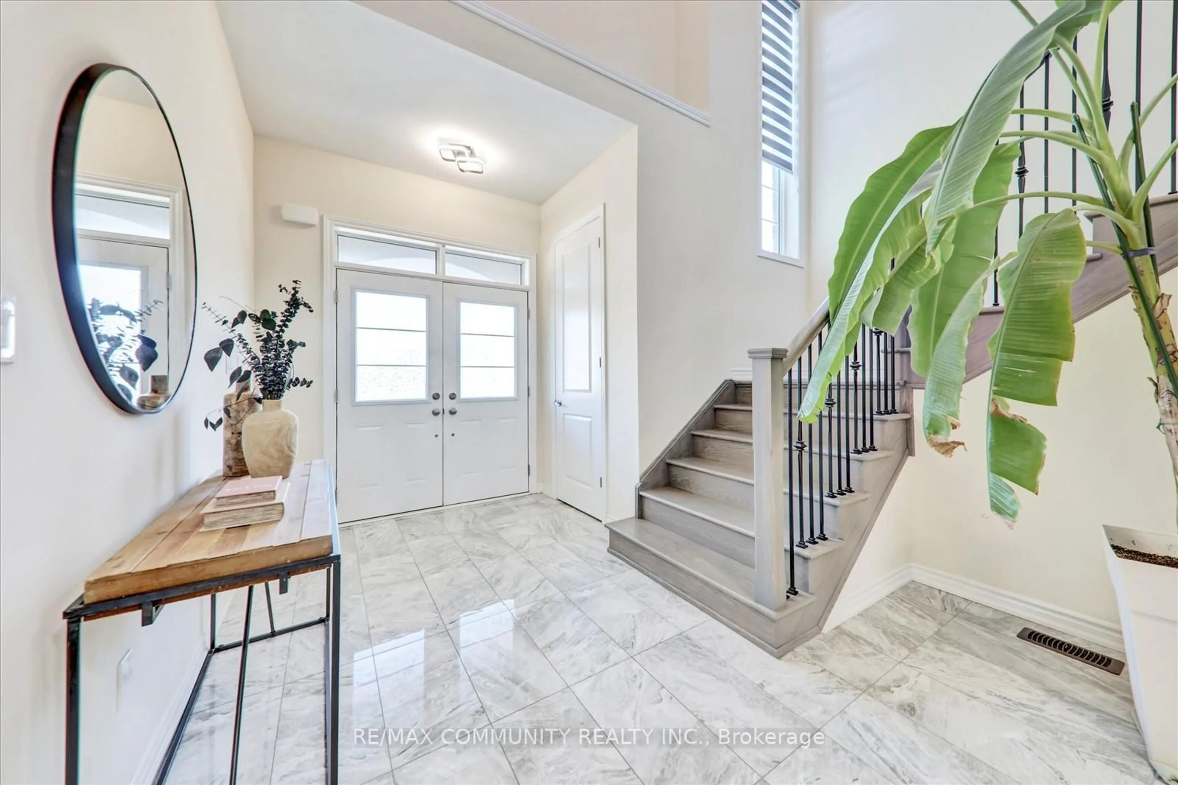 Indoor entryway for 150 Jonkman Blvd, Bradford West Gwillimbury Ontario L3Z 4J8