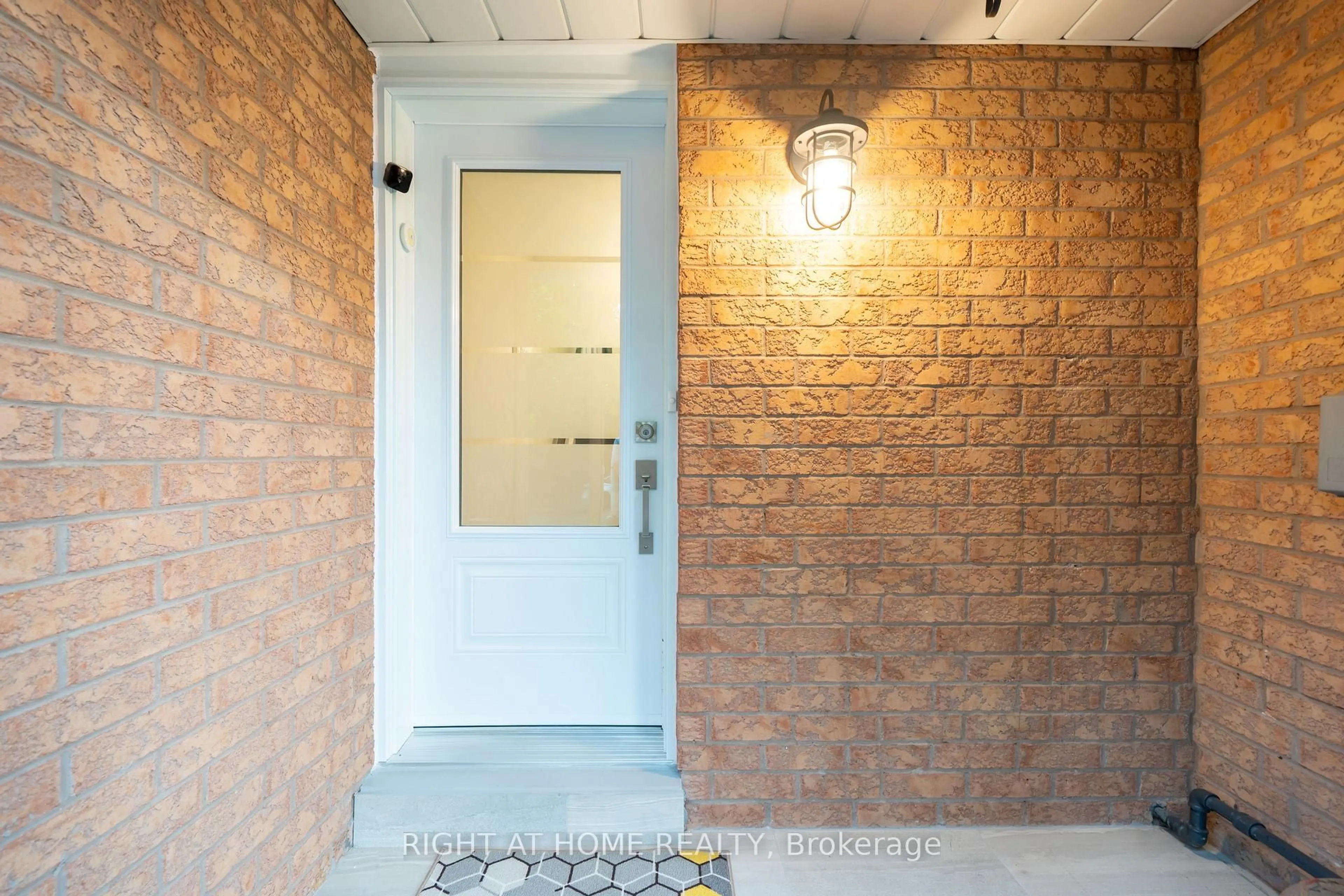 Indoor entryway for 9 Royal Cedar Crt, East Gwillimbury Ontario L9N 1R7