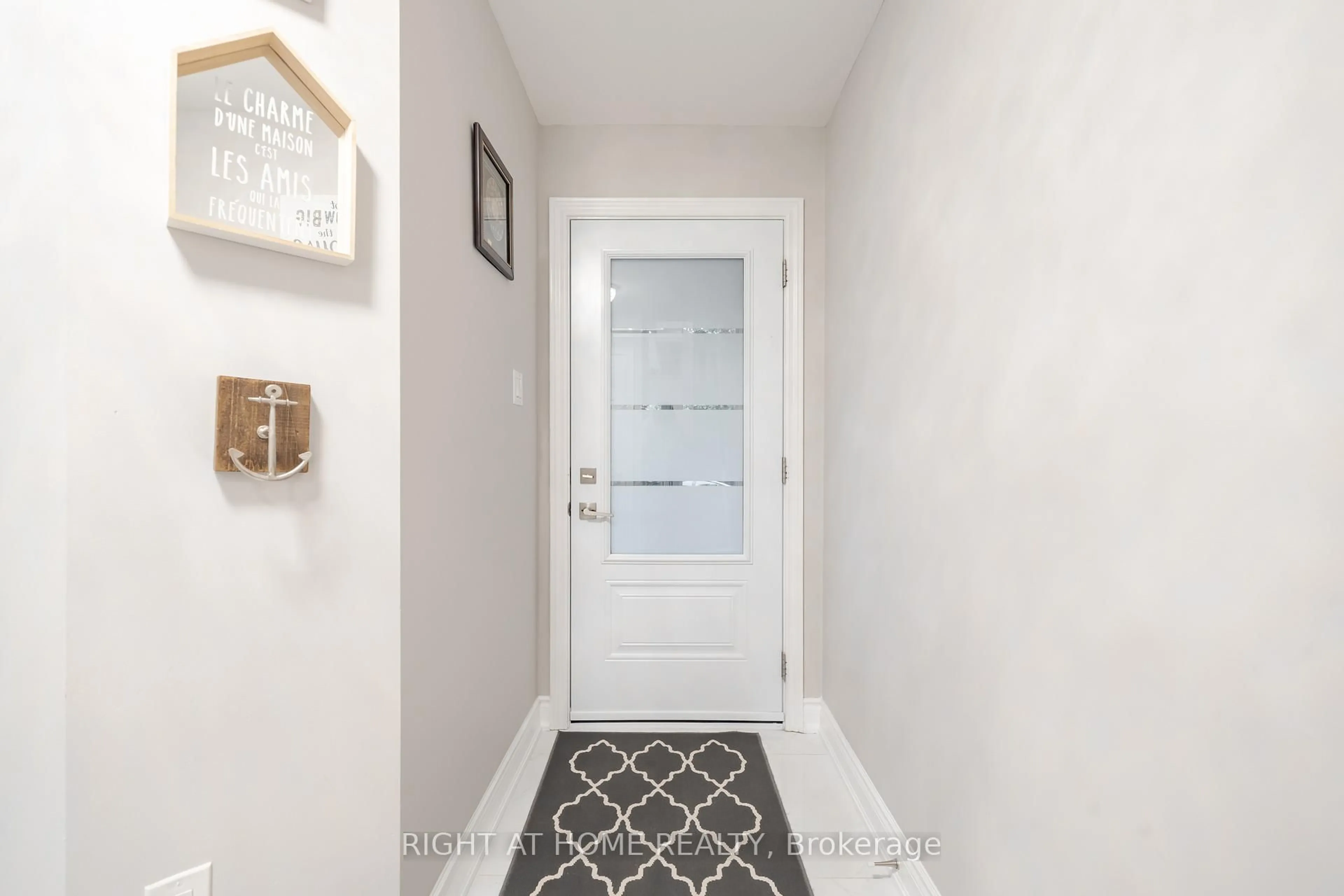 Indoor entryway for 9 Royal Cedar Crt, East Gwillimbury Ontario L9N 1R7